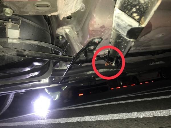 警方在上千部車鎖定兩部輾屍車輛，其中一部車，底部發現肉屑。（國道警察提供）