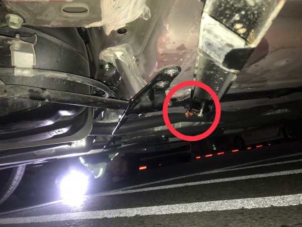 警方在上千部車鎖定兩部輾屍車輛，其中一部車，底部發現肉屑。（國道警察提供）