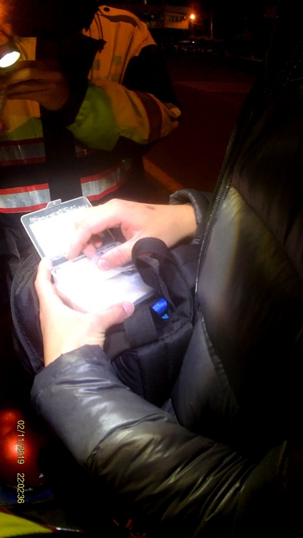 紀男從棉花棒盒子裡取出暗藏的安非他命。（警方提供）