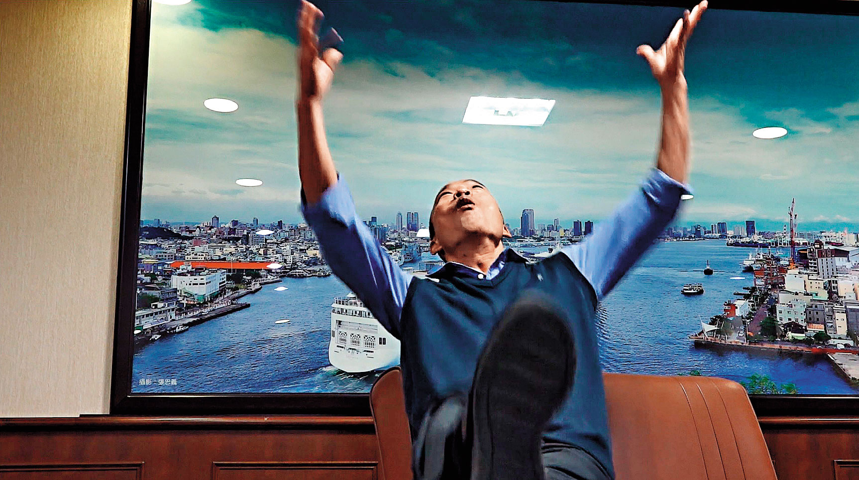 韓國瑜在接受本刊專訪時，重提國民黨四大天王打麻將神比喻，不禁情緒高漲到把腳高高抬起、身體仰天。