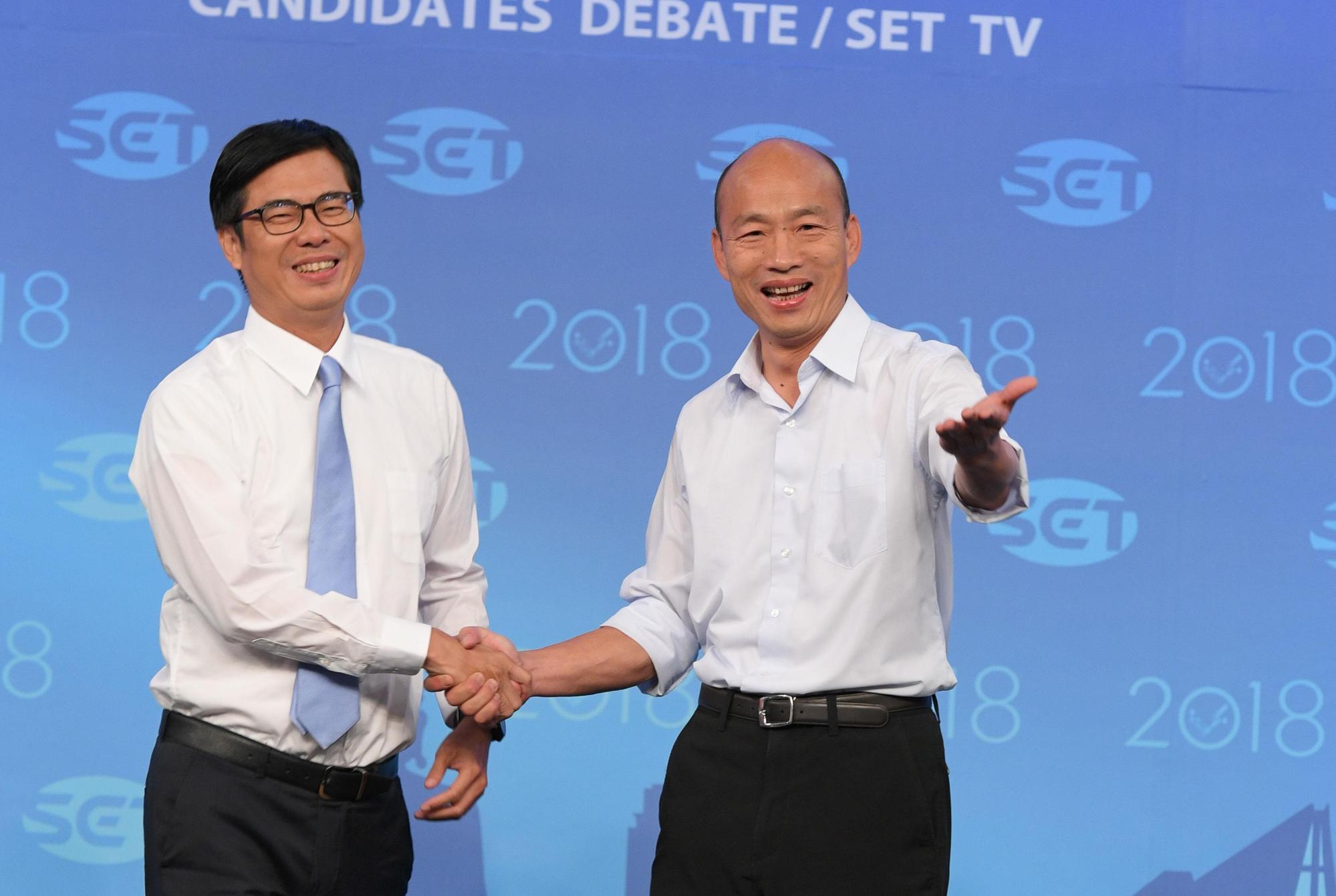 前對手陳其邁(左)如今成為行政院副院長,韓國瑜(右)與陳其邁互動備受關注。(三立提供)