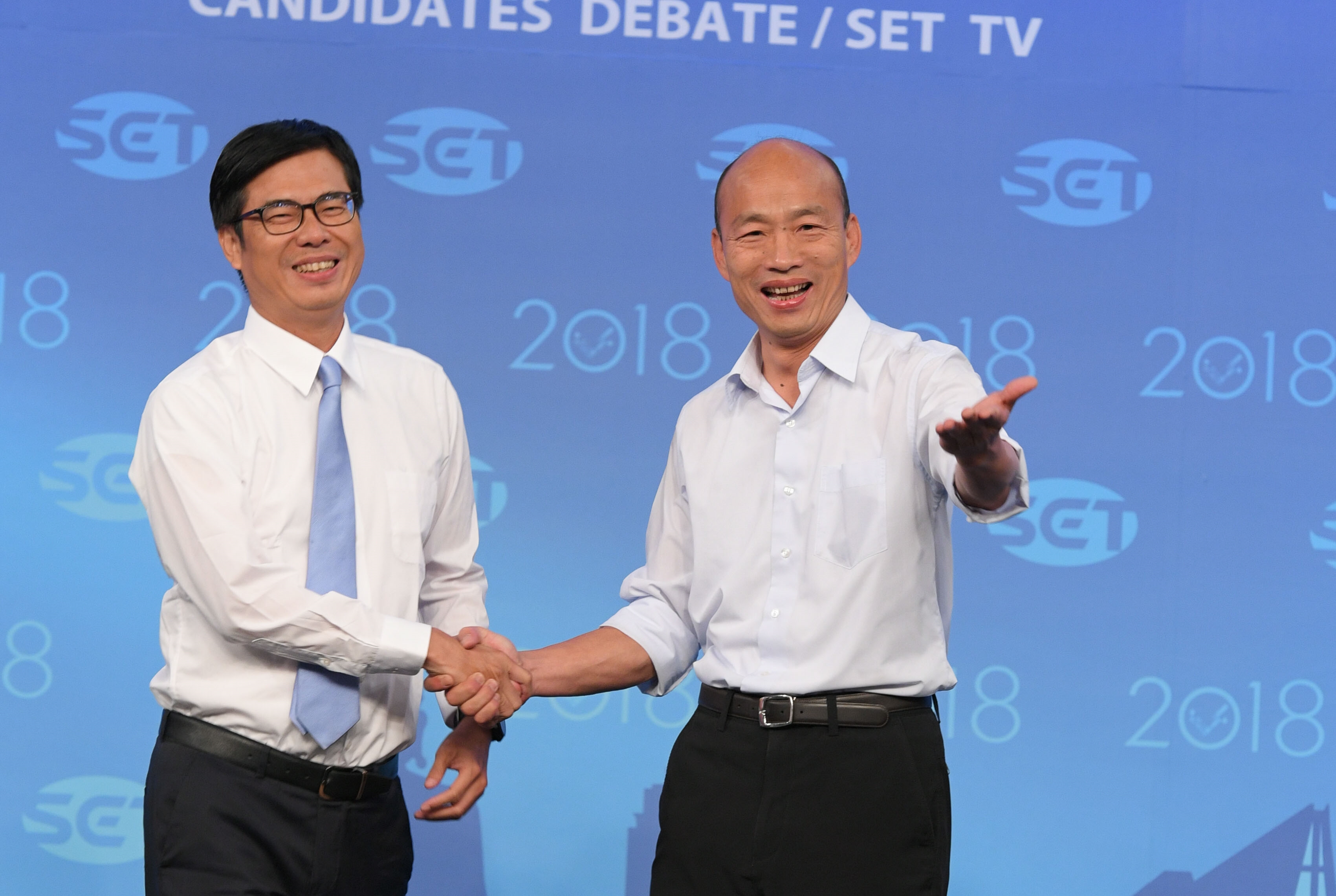 前對手陳其邁（左）如今成為行政院副院長，韓國瑜（右）與陳其邁互動備受關注。（三立提供）