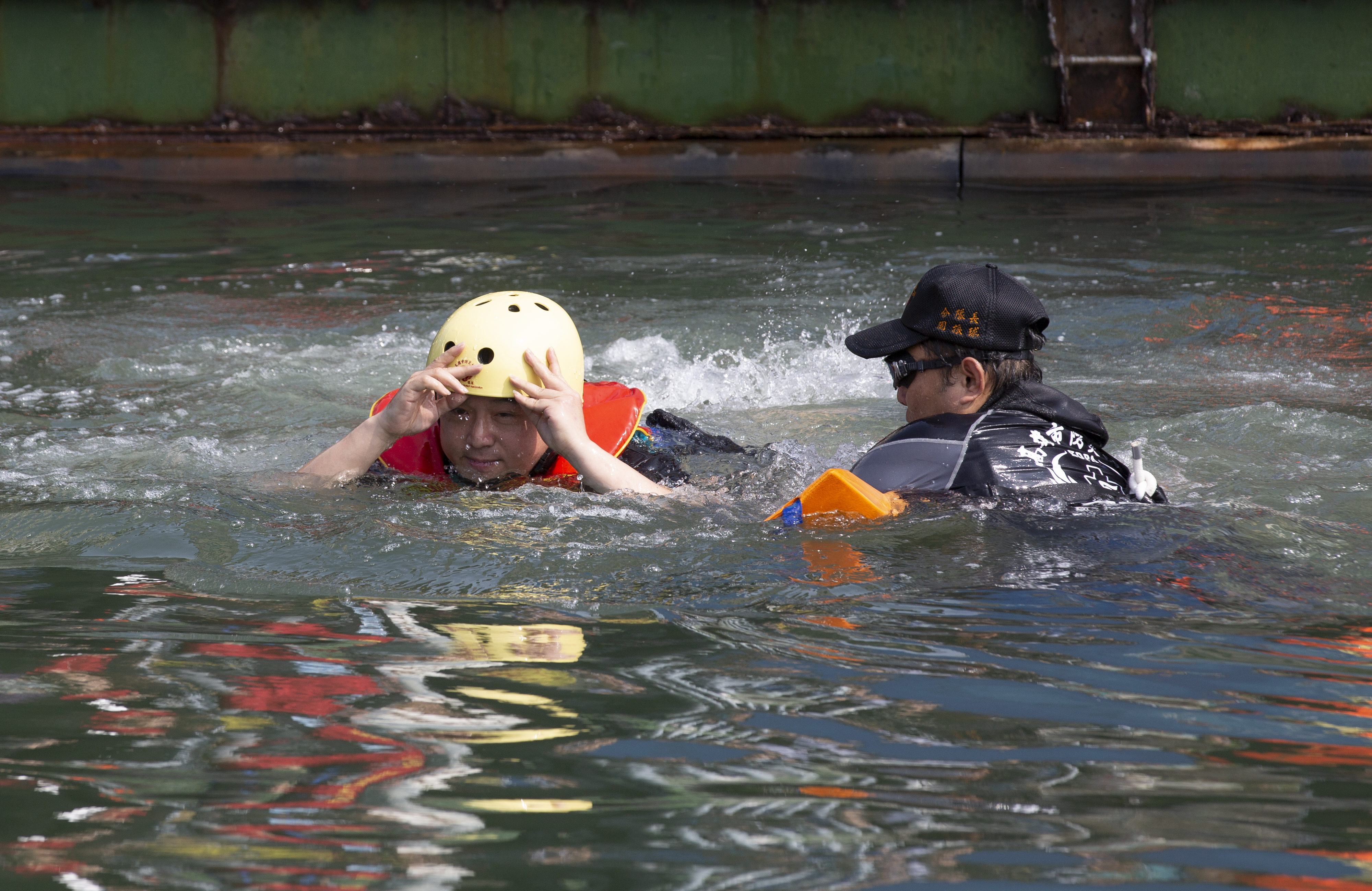 高雄市觀光局長潘恆旭屢屢暴衝遭批評，市長韓國瑜對此表示，發現問題會提醒潘，讓他注意別踩紅線。