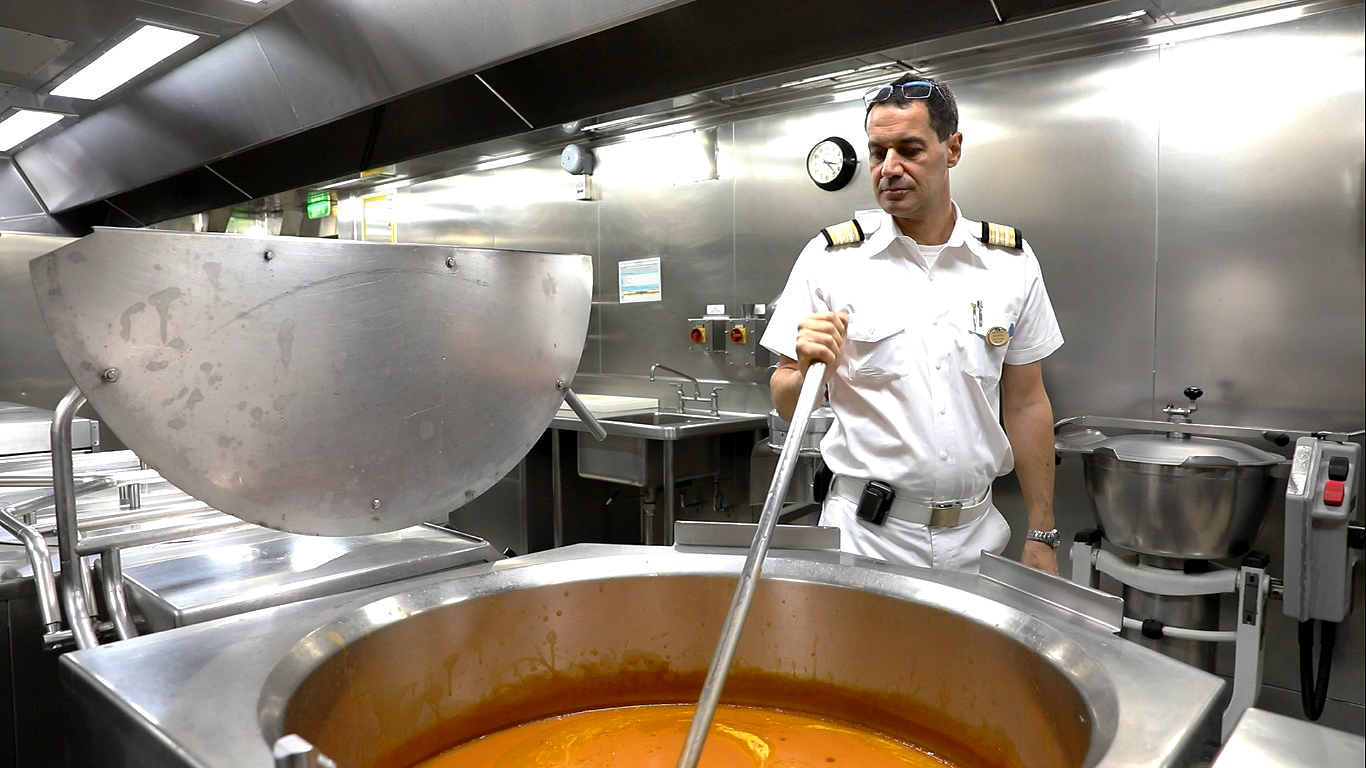 鑽石公主號餐飲總監餐飲總監Antonio帶我們參觀郵輪的大廚房。