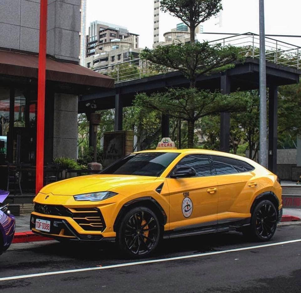 一張信義區華納威秀影城旁拍的計程車照片,引起網友驚呼「這台是最新的Urus嗎!」(翻攝自小劉二手車買賣臉書)