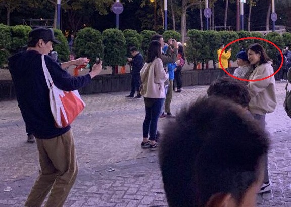 Ella與老公賴斯翔上週末帶著兒子勁寶看燈會。（讀者提供）