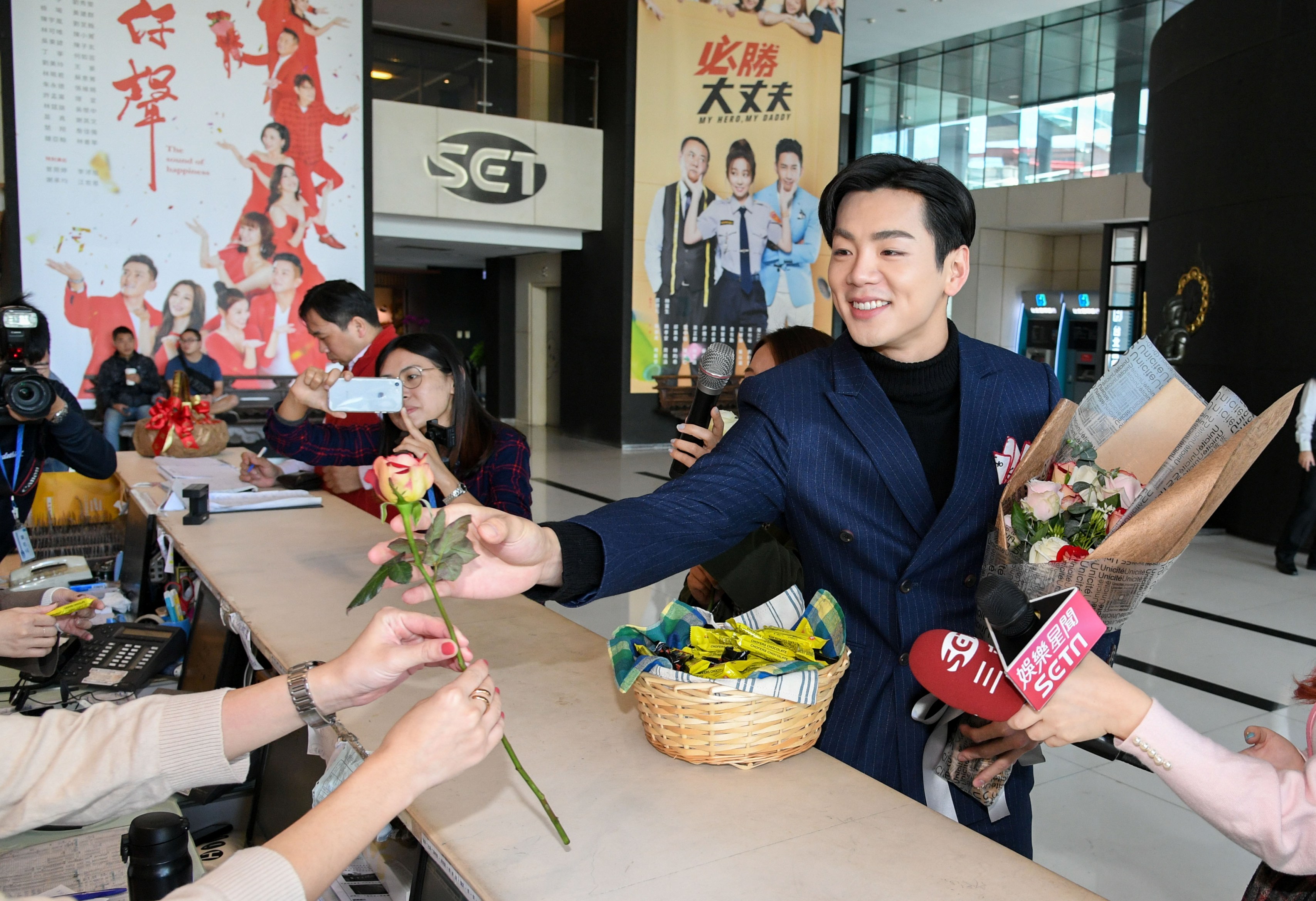 禾浩辰送花送巧克力，迷昏許多女性粉絲。（三立提供）