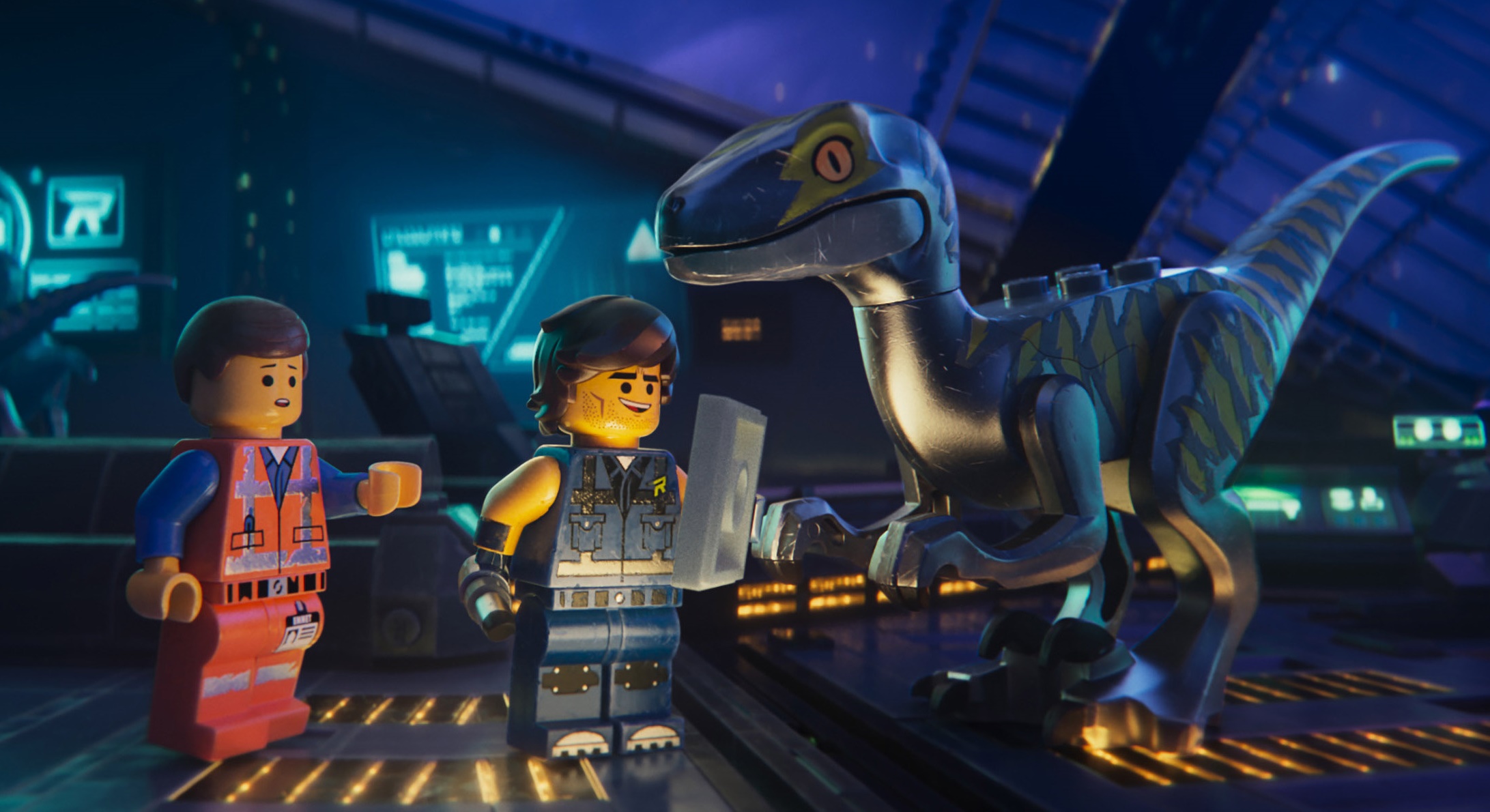 《樂高玩電影2》有小人物艾密特（左），以及捍衛銀河的考古學家、牛仔兼猛禽訓練師雷斯丹傑維，還有迅猛龍一起出現，故事完全超展開。（華納兄弟提供）