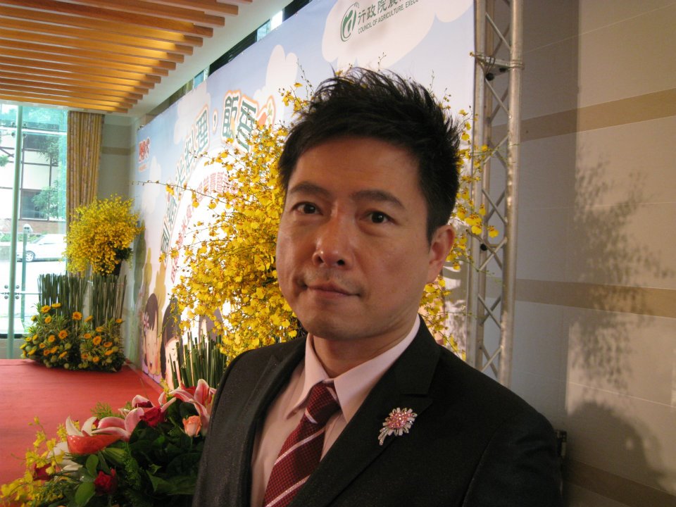 去年1月從主播台退休的蘇逸洪，靠著投資房產累積超過2千萬存款。（翻攝自蘇逸洪臉書）