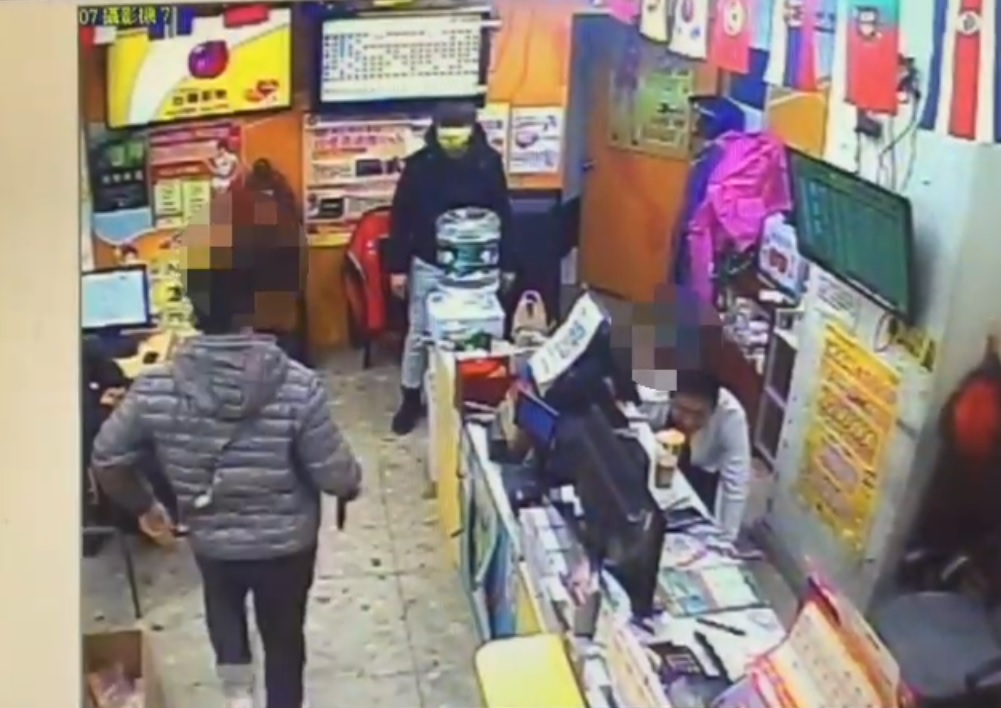 蕭男躲進彩券行躲避才保住一命。（翻攝畫面）