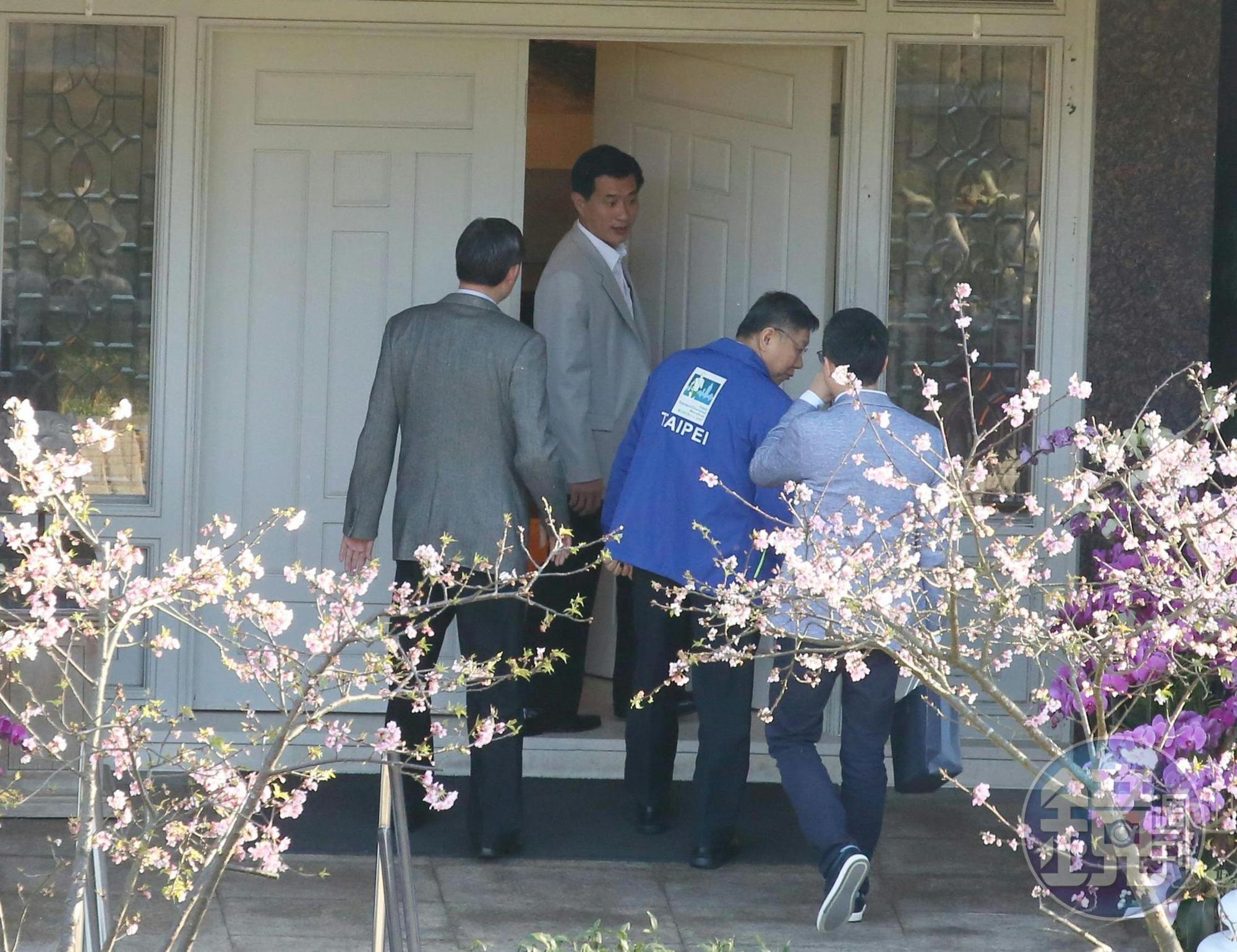 台北市長柯文哲(右2藍外套者)下午抵達翠山莊拜會前總統李登輝。