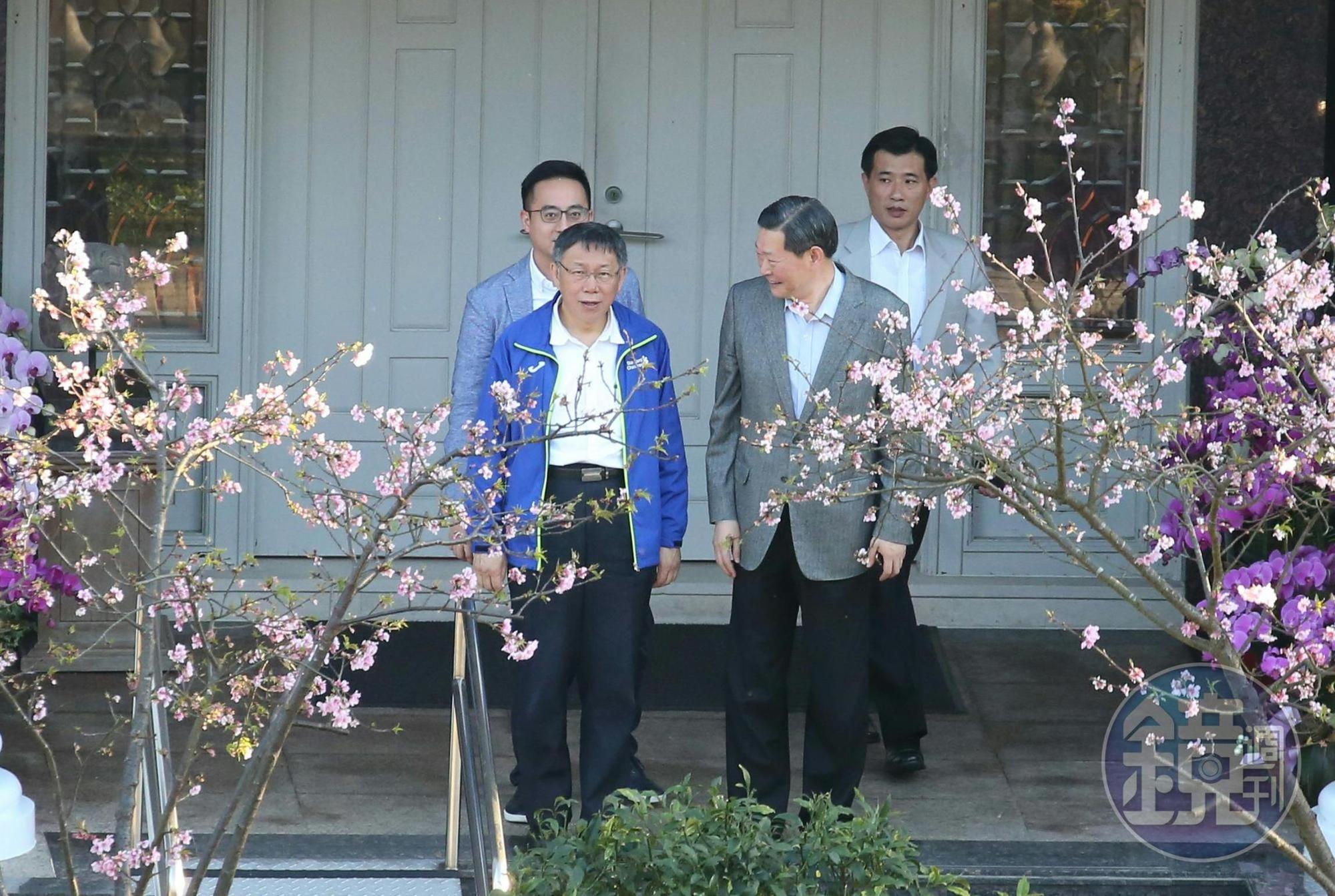 台北市長柯文哲在翠山莊停留約30分鐘後,由李登輝辦公室主任王燕軍送到門口。