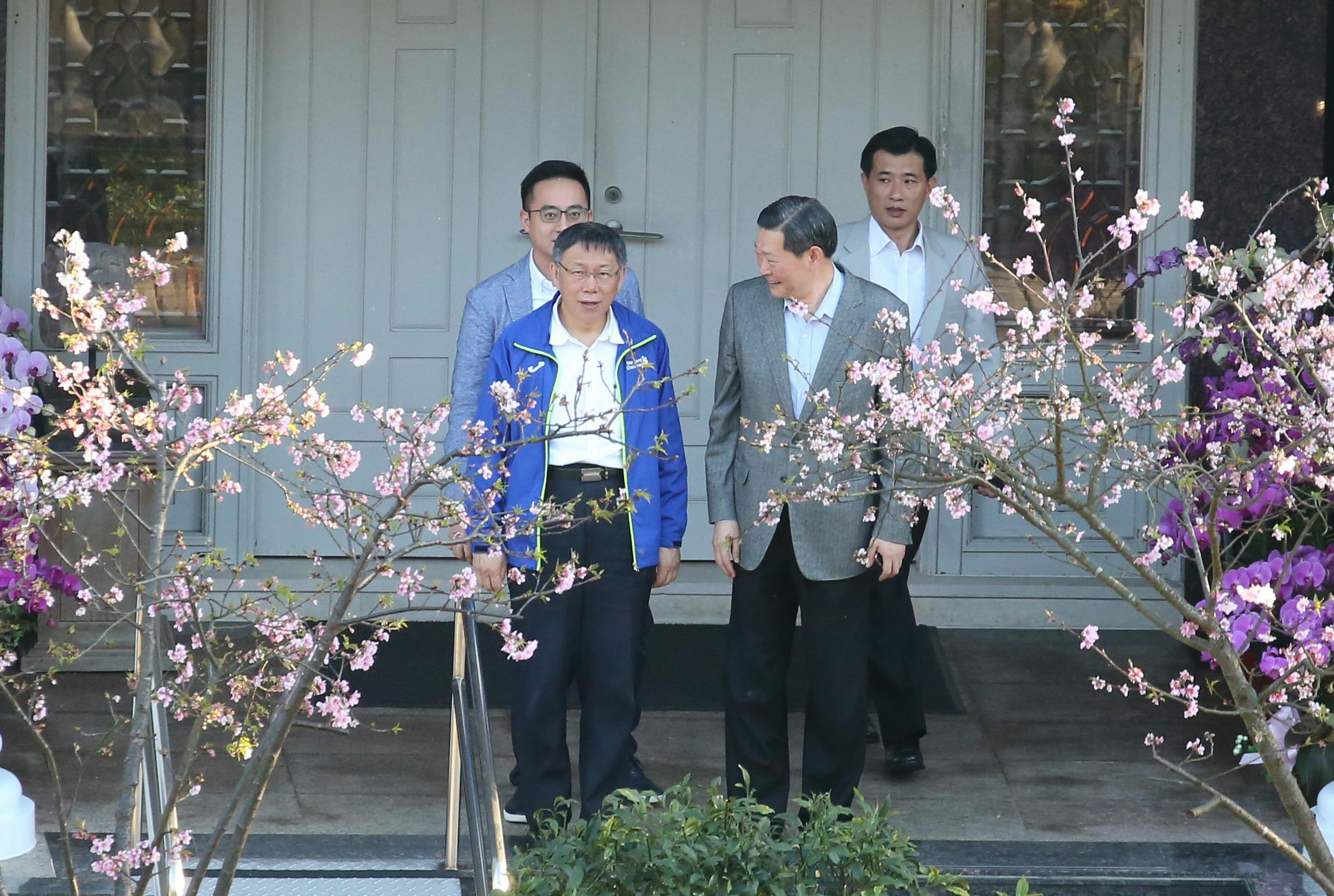 台北市長柯文哲在翠山莊停留約30分鐘後，由李登輝辦公室主任王燕軍送到門口。