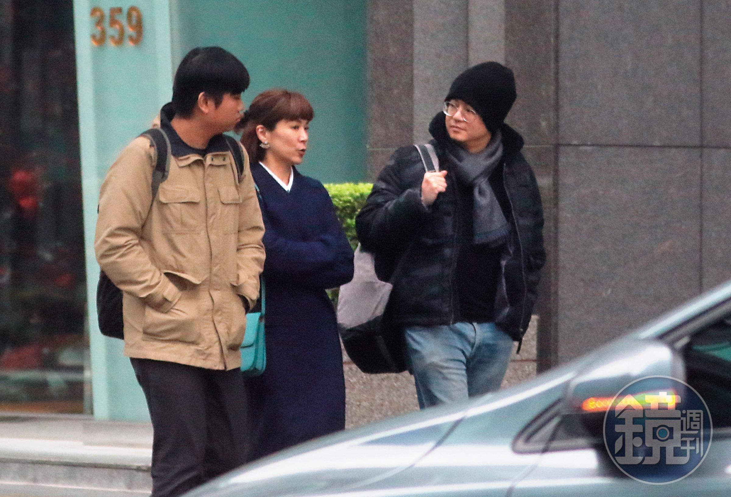 1月21日，15：17，雖然為母則強，本刊最近接獲爆料，其實陸元琪的小男友已經向她求婚，就是去接她、照片右邊的毛帽男。