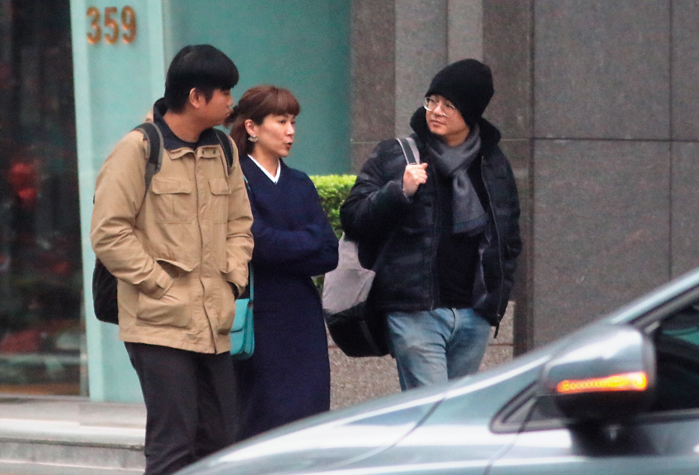 1月21日，15：17，雖然為母則強，本刊最近接獲爆料，其實陸元琪的小男友已經向她求婚，就是去接她、照片右邊的毛帽男。