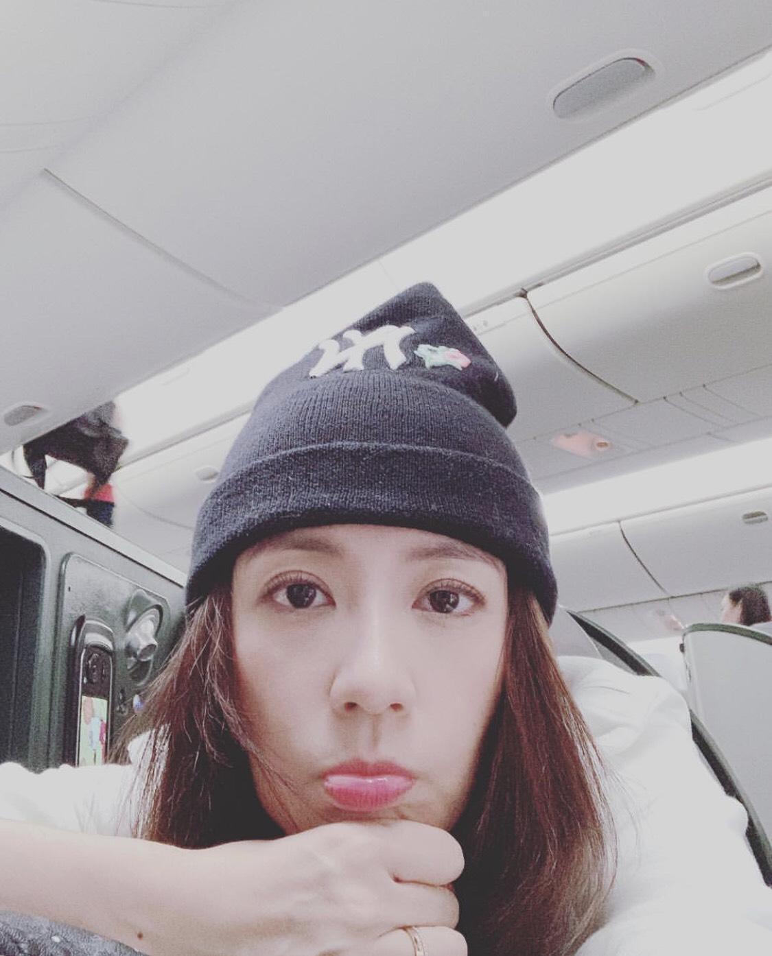 賈靜雯一上飛機就在自己IG上po出想家的表情照片。〈翻攝自賈靜雯IG〉