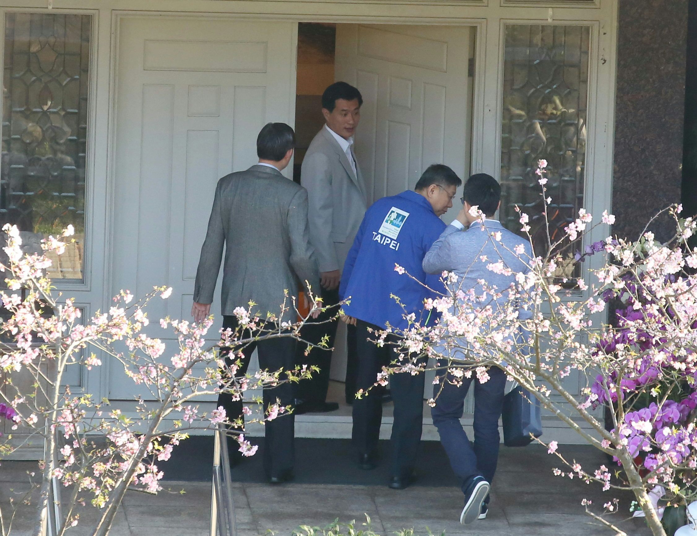 台北市長柯文哲（右2藍外套者）下午抵達翠山莊拜會前總統李登輝，柯的隨行祕書提著一盒伴手禮。