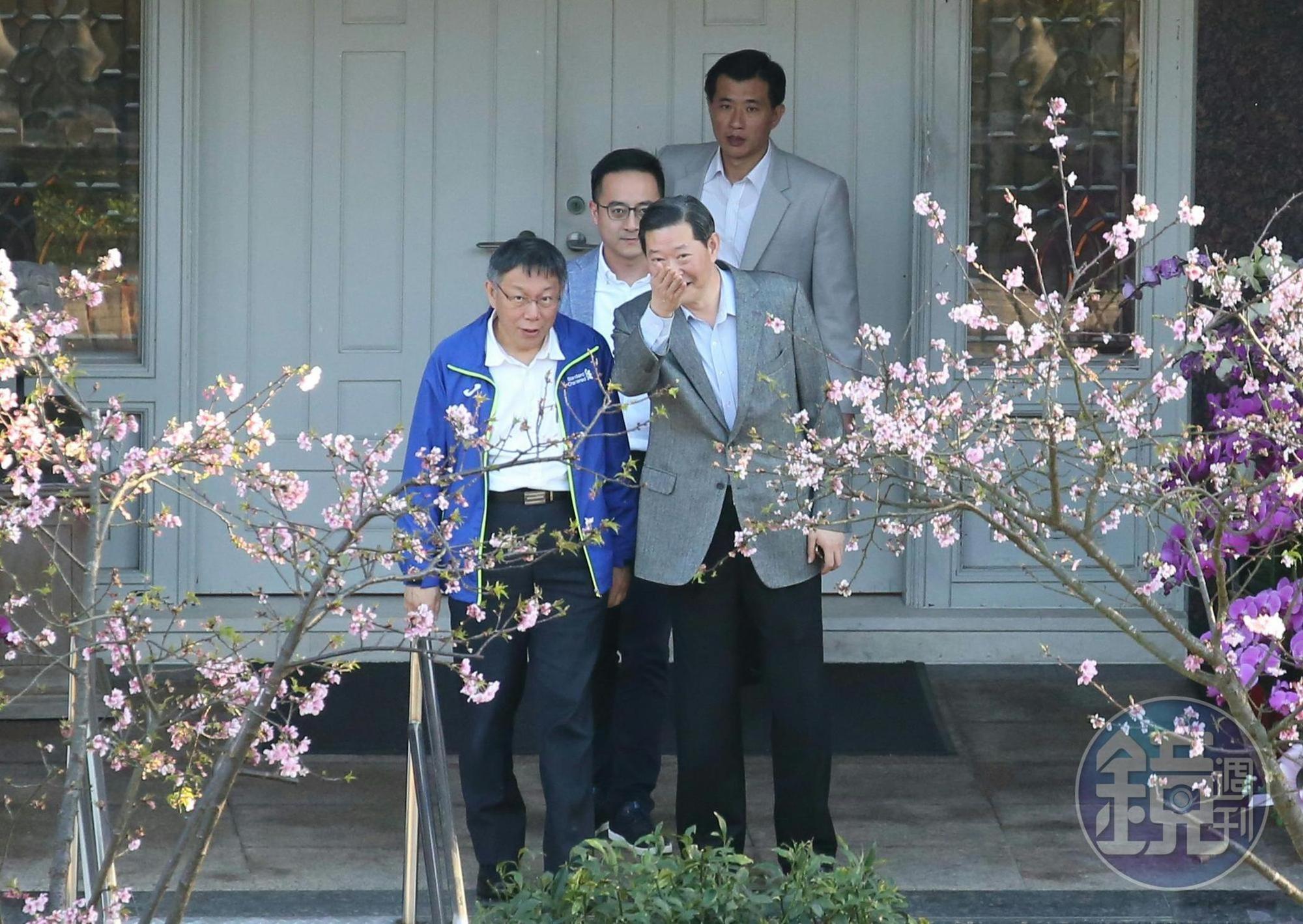 柯文哲離開時,王燕軍發現本刊拍攝,還以手勢指給柯看。