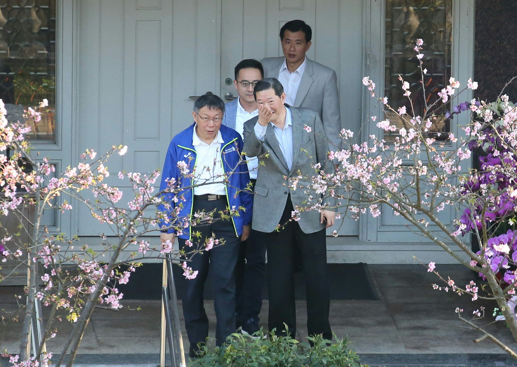 柯文哲離開時，王燕軍發現本刊拍攝，還以手勢指給柯看。