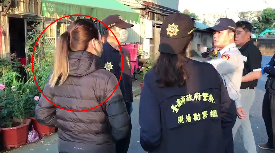 死者女兒（畫紅圈）聽到母親遭勒斃，詢問警方案發經過。（警方提供）