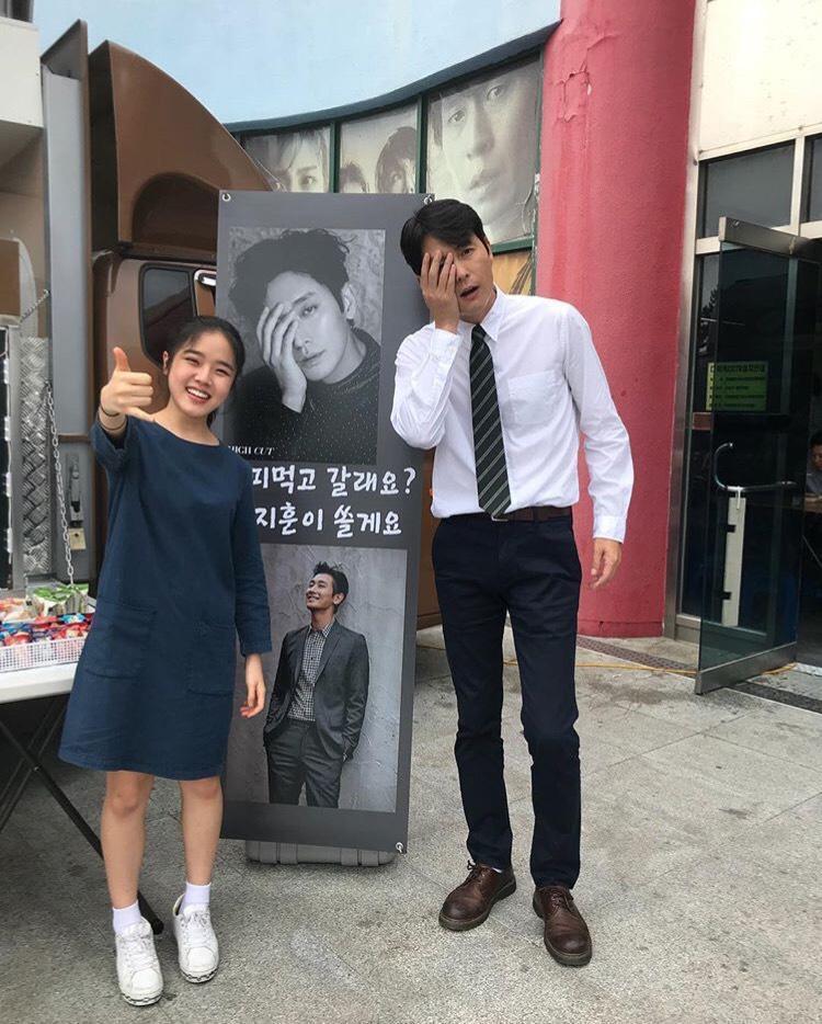  咖啡車不僅有咖啡，朱智勛還擺出自己的帥照，金香起和鄭雨盛也忍不住跑來和看板合影。（甲上提供）