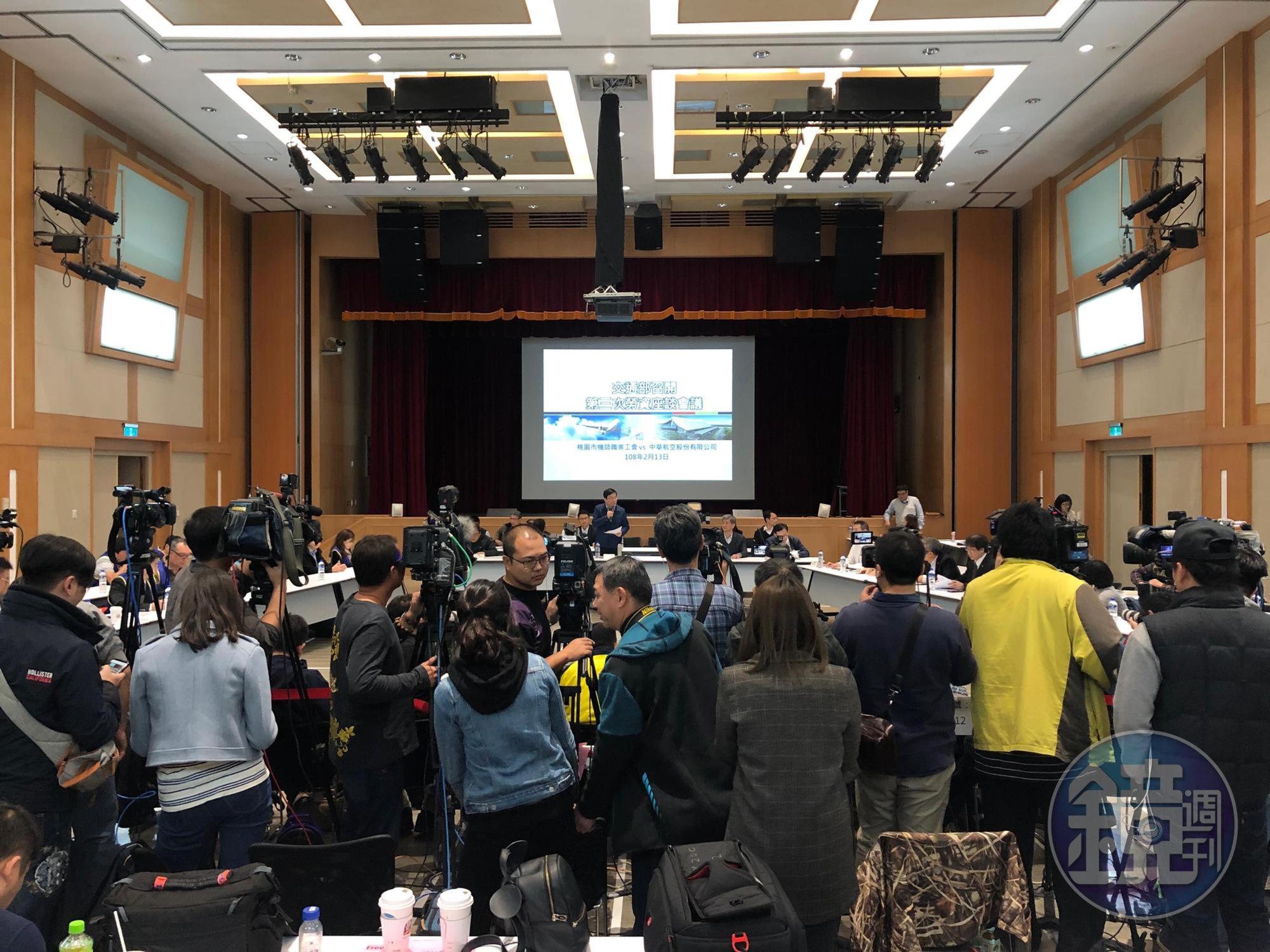台灣史上第一次的「紅眼談判」，徹夜攻防跨出一大步！華航勞資雙方終於初步達成第一項有關「疲勞航班增加派遣人力」的共識。