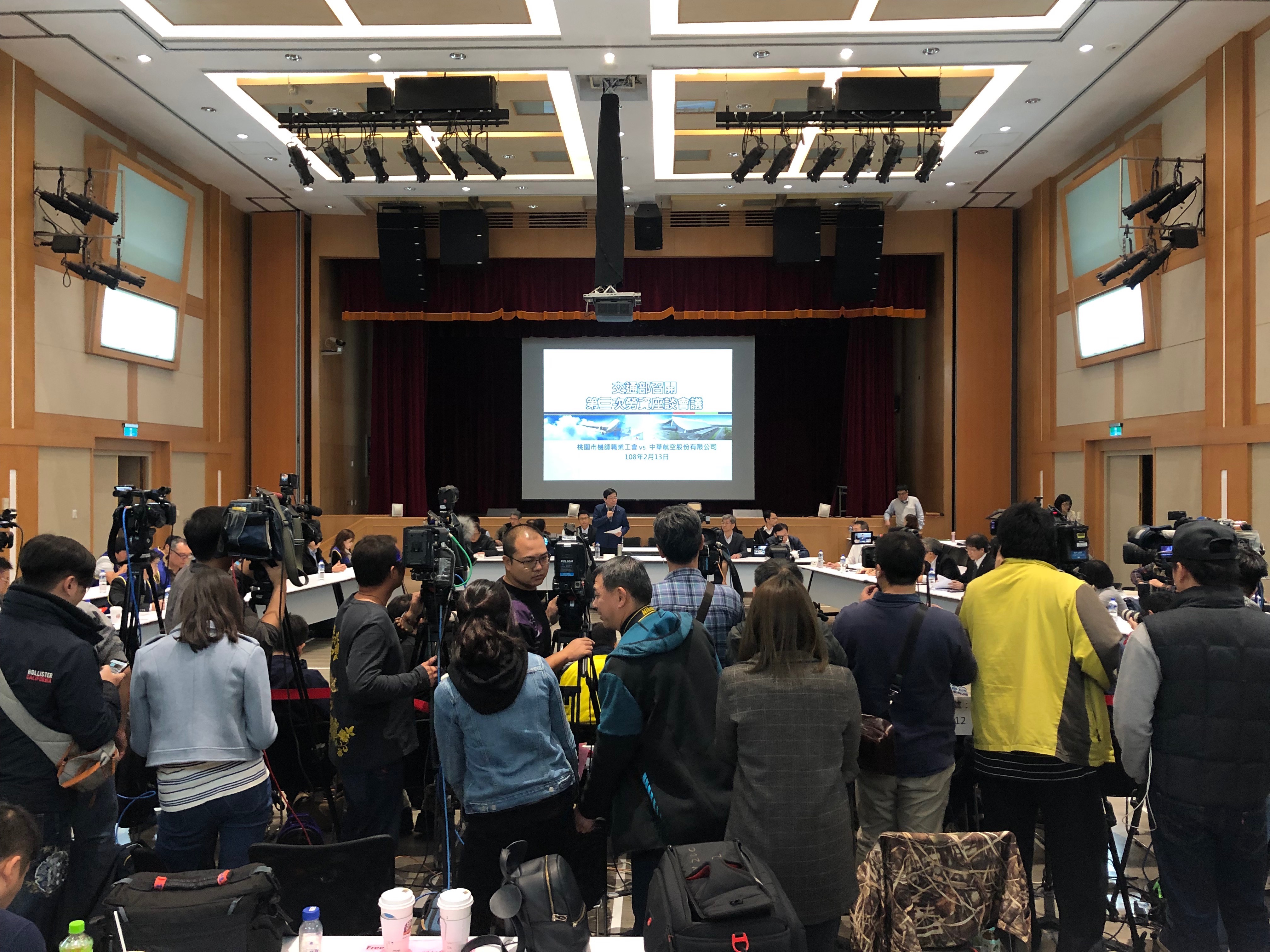 台灣史上第一次的「紅眼談判」，徹夜攻防跨出一大步！華航勞資雙方終於初步達成第一項有關「疲勞航班增加派遣人力」的共識。