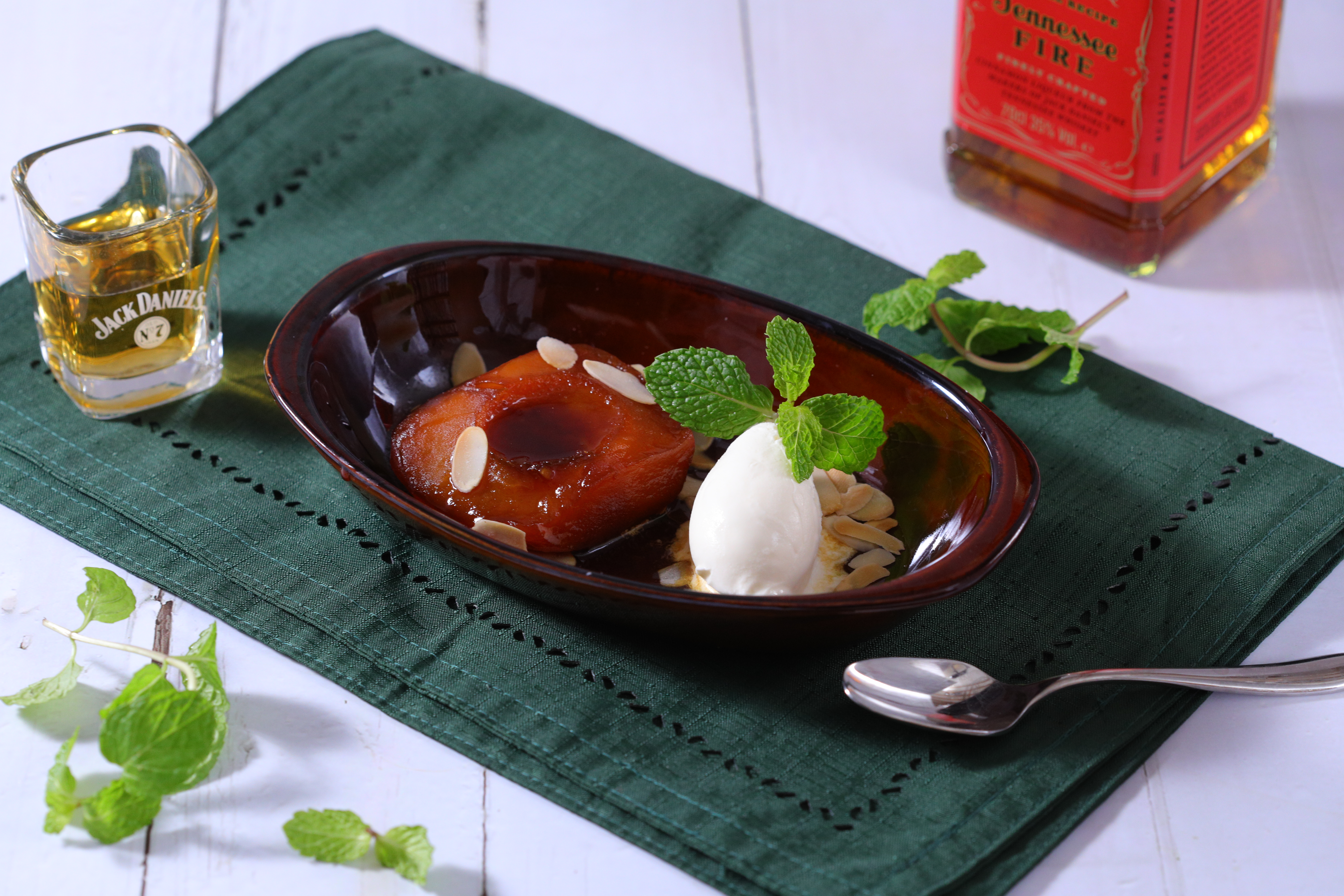 多添了酒香的「肉桂威士忌烤蘋果」，材料準備容易、步驟簡單，是情人節最佳的手作禮。