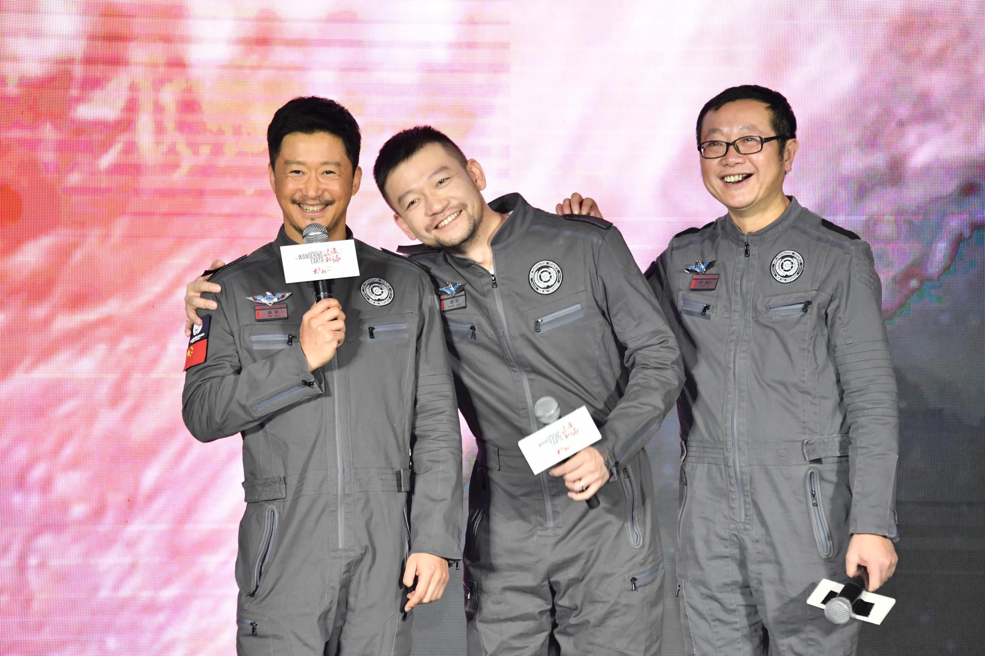 《流浪地球》首映記者會,左起演員吳京、導演郭帆、原著劉慈欣。(東方IC)