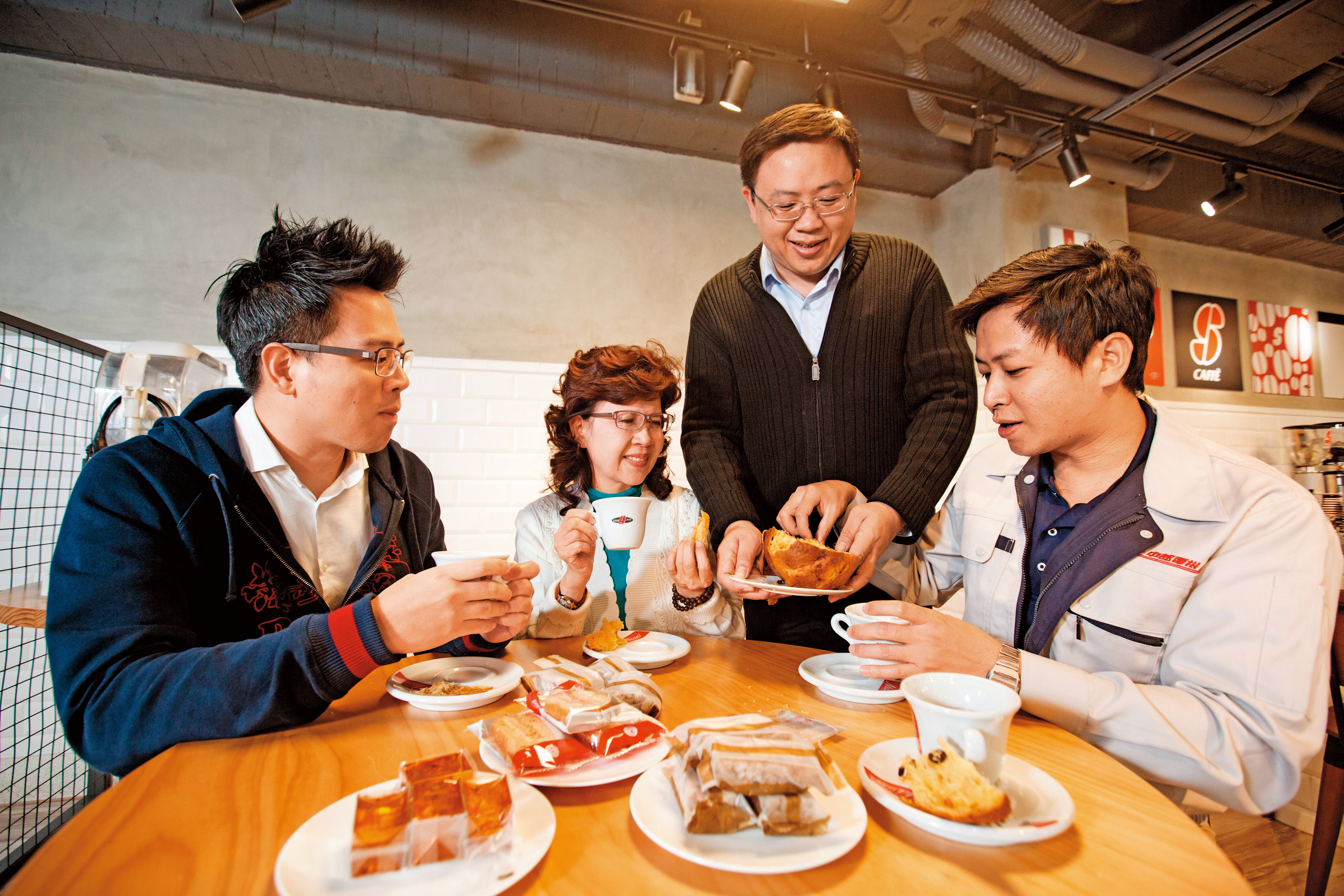 黃正仲一家人感情非常好，空閒時會聚在一起聊天、喝下午茶。（左一：二弟黃正儀；左二：母親鄭雪峰；右一：小弟黃正偉）