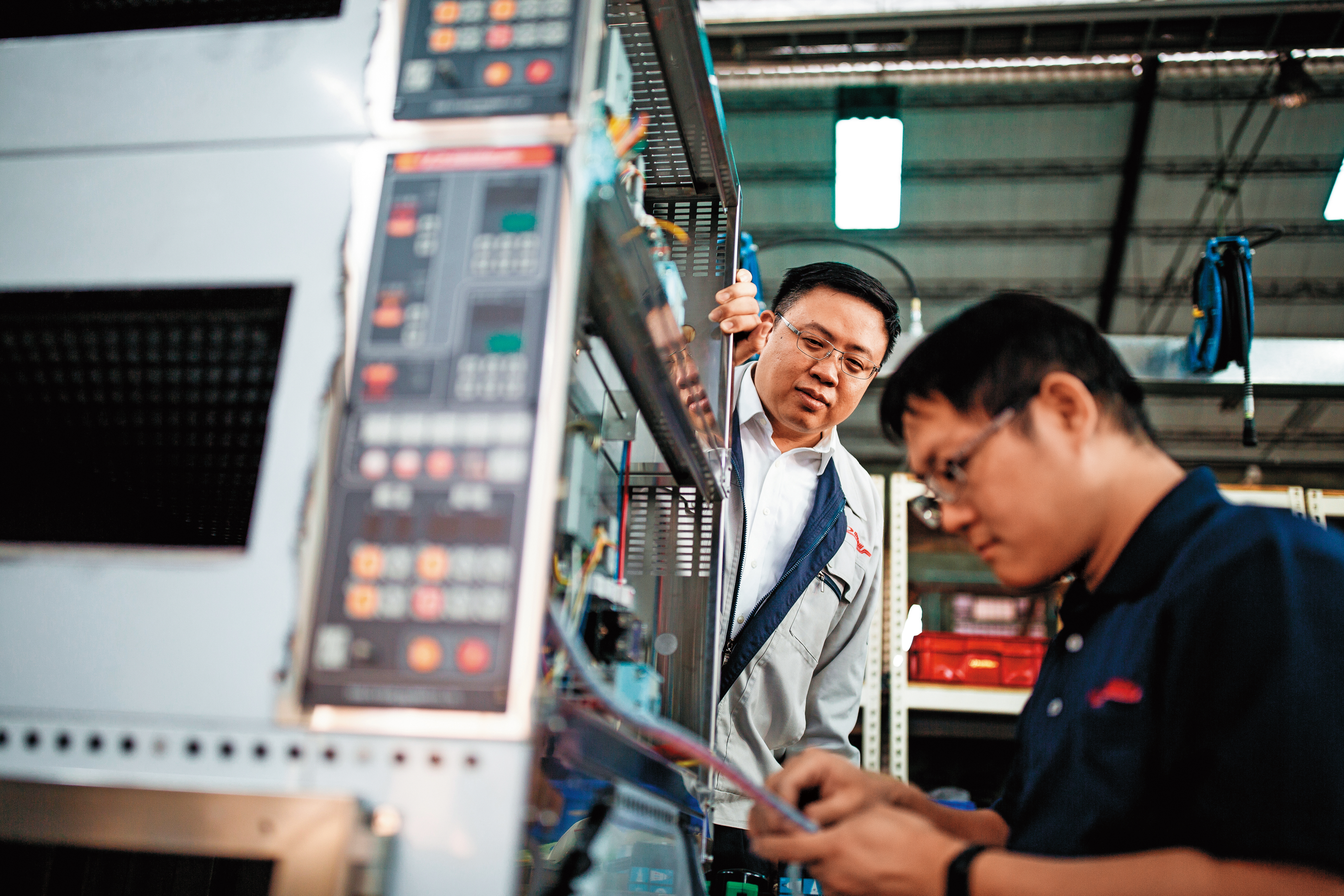 黃正仲最初進公司是從技師做起，跟著老師傅們學習製作、組裝烤箱。