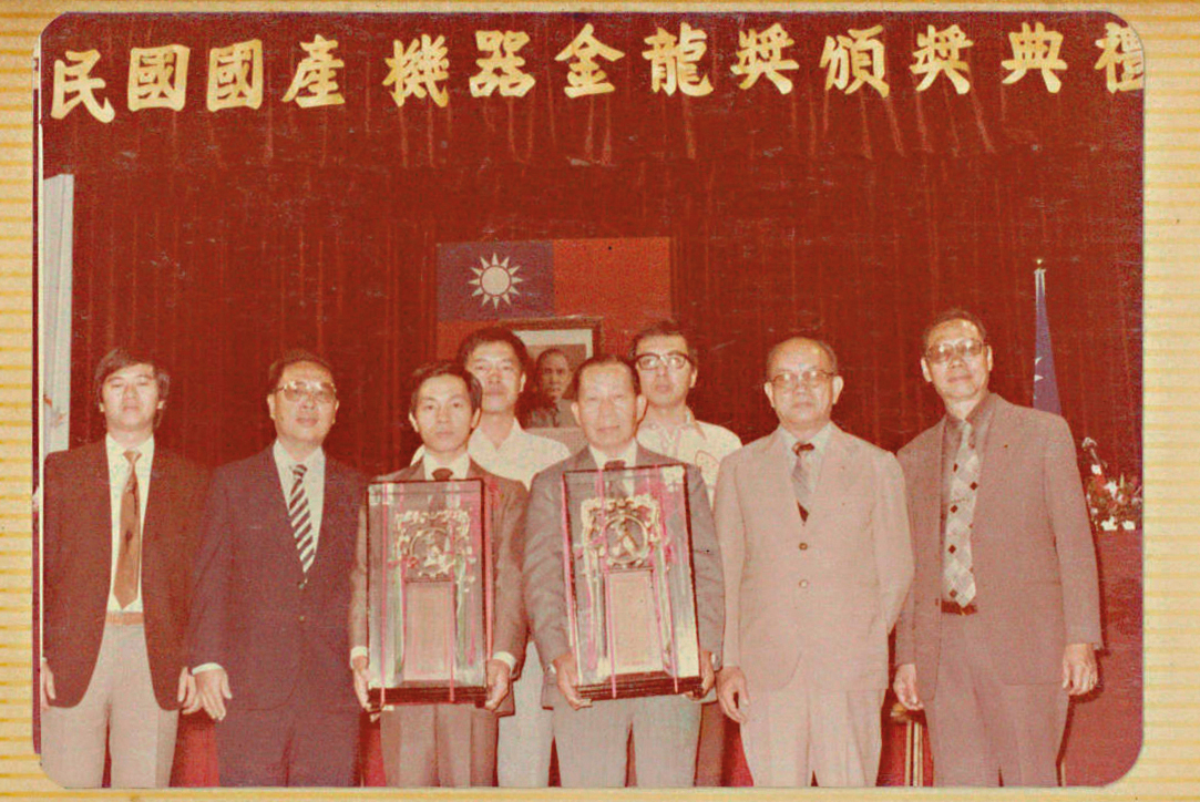 中部電機是由黃慶（前排右三）創立，第二代黃永安（前排左三）發揚光大，扎實的技術與產品獲得不少獎項。