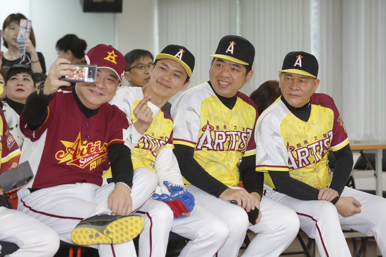 澎恰恰（右起）、NONO、黃鐙輝、白雲等人今（13日）出席「2019台灣向陽盃明星公益棒球賽記者會」。