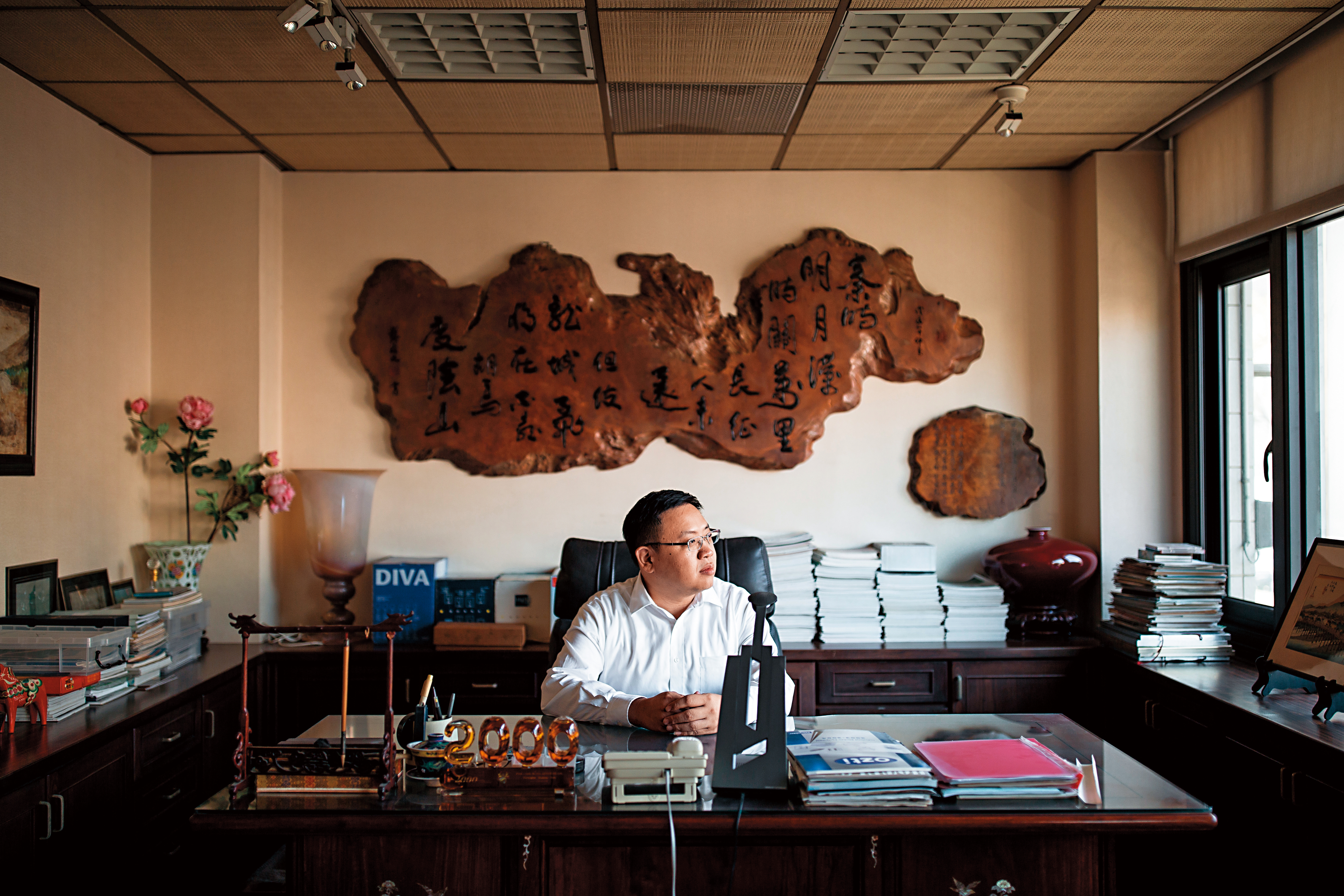 父親用來泡茶、招呼客戶的房間裝潢至今都沒改變，黃正仲工作卡關時會跑到裡面沉澱思考。