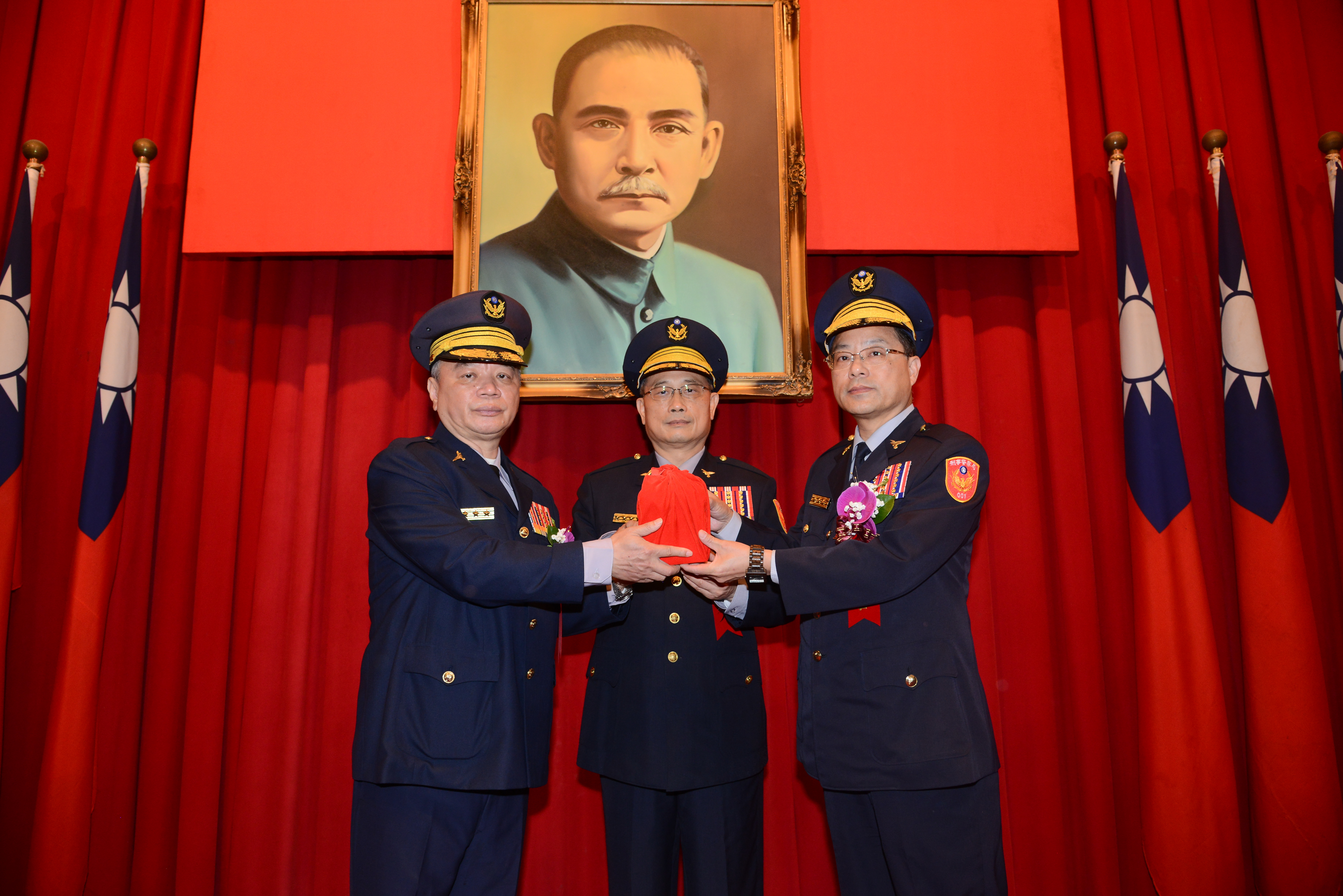 警政署長陳家欽監交印信交接。(刑事局提供)