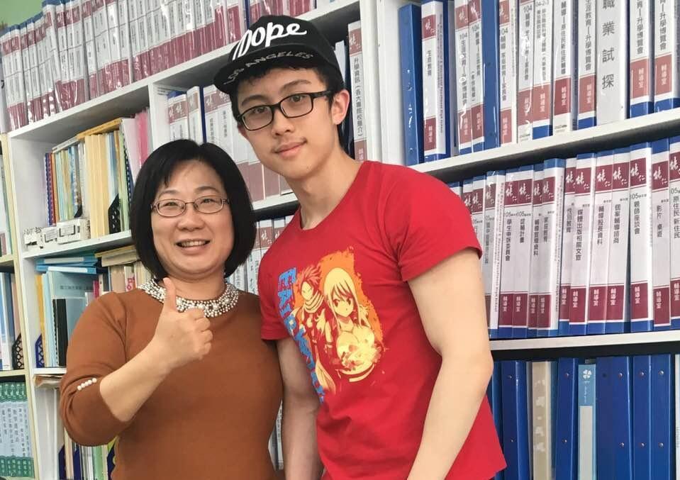 能仁家商老師昨證實孫安佐(右)將讀能仁家商表演藝術科。(翻攝自洪妙宜臉書)