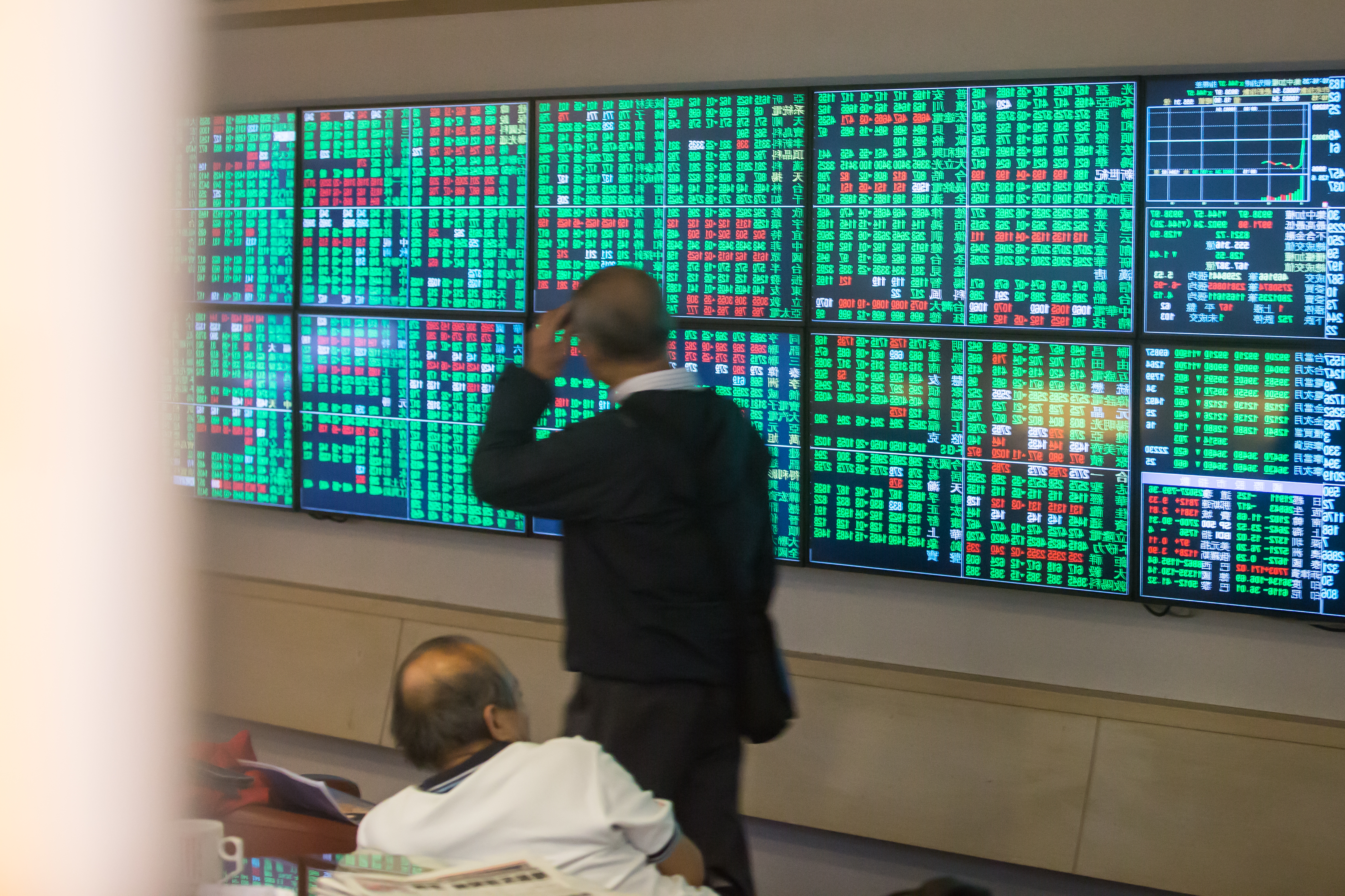 台股去年底震盪翻黑，REITs股價卻逆市抗跌，波動度也較股票低。