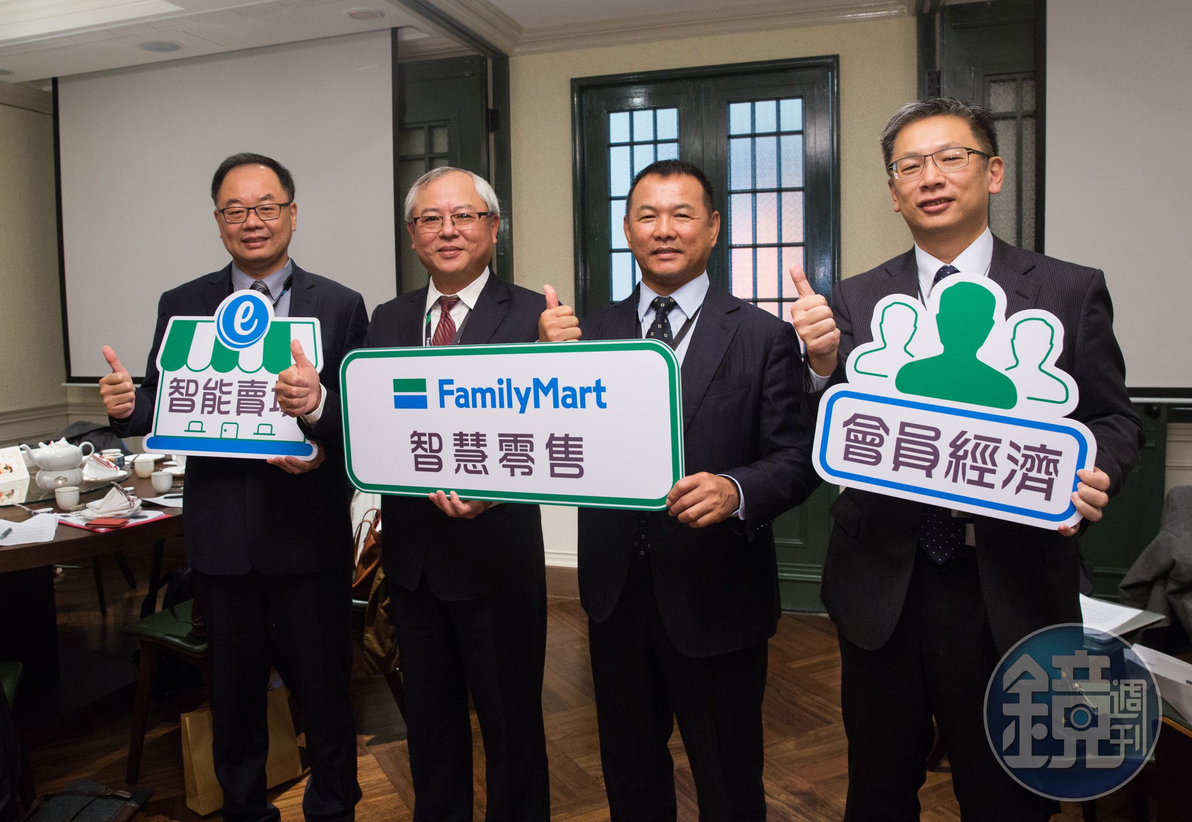全家董事長葉榮廷與主管一同出席媒體春酒，說明未來展望。