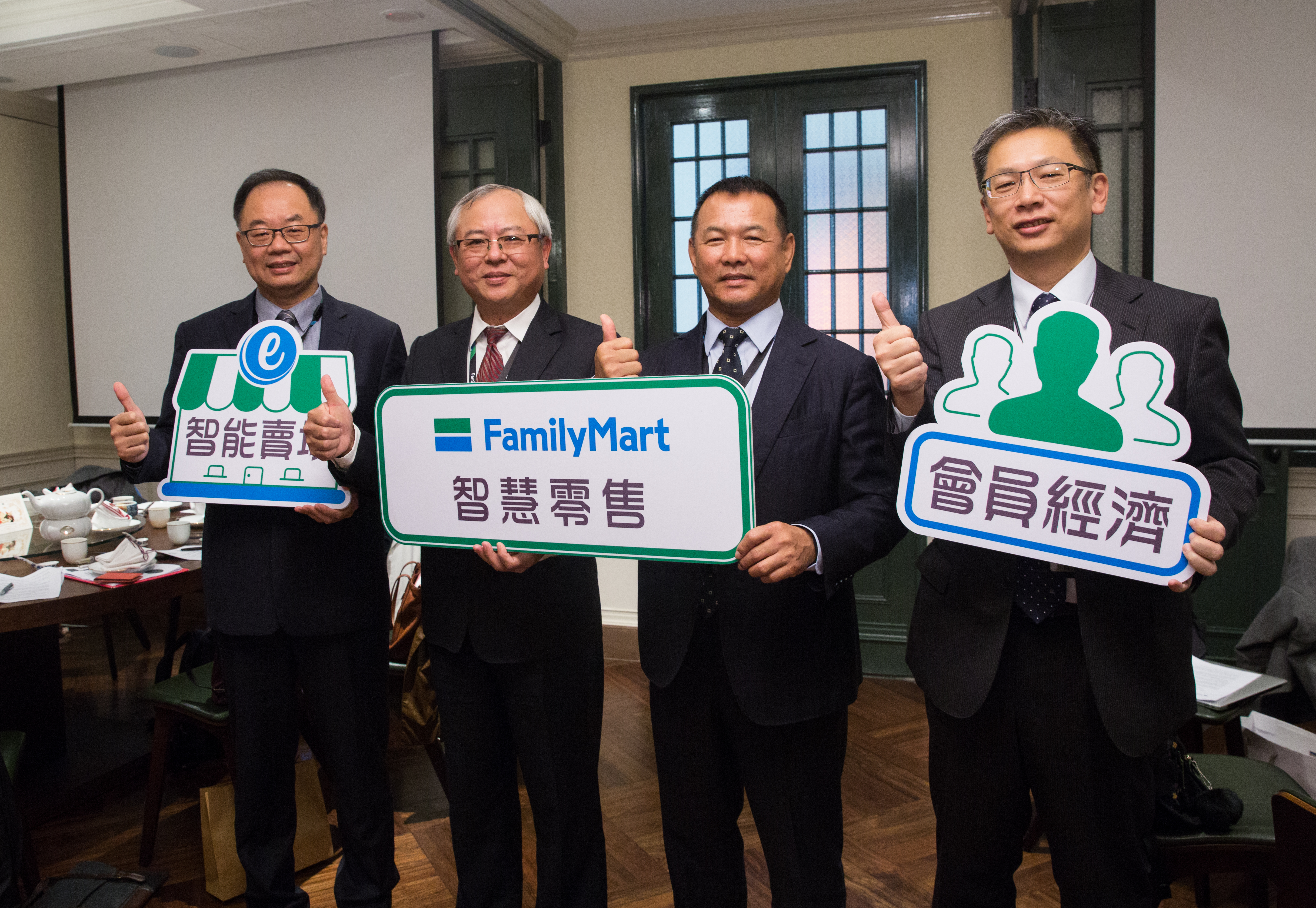 全家董事長葉榮廷與主管一同出席媒體春酒，說明未來展望。