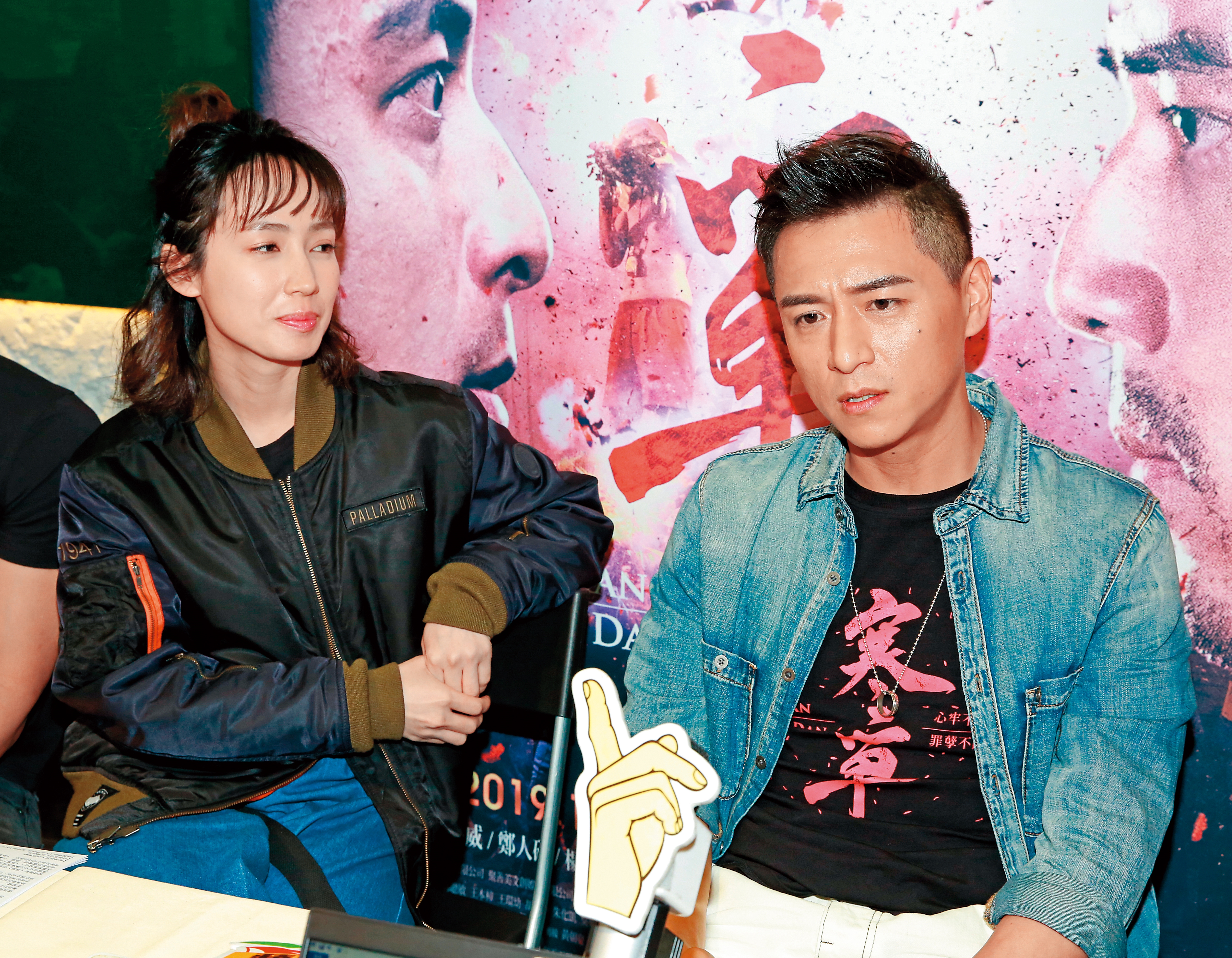 雙魚座的小薰（右）深情看著鄭人碩，今年雙魚座「身為年度兩大星象幸運反指標：日月食與「歲星∕海王星角衝」，感情也肯定絕不平淡無奇。