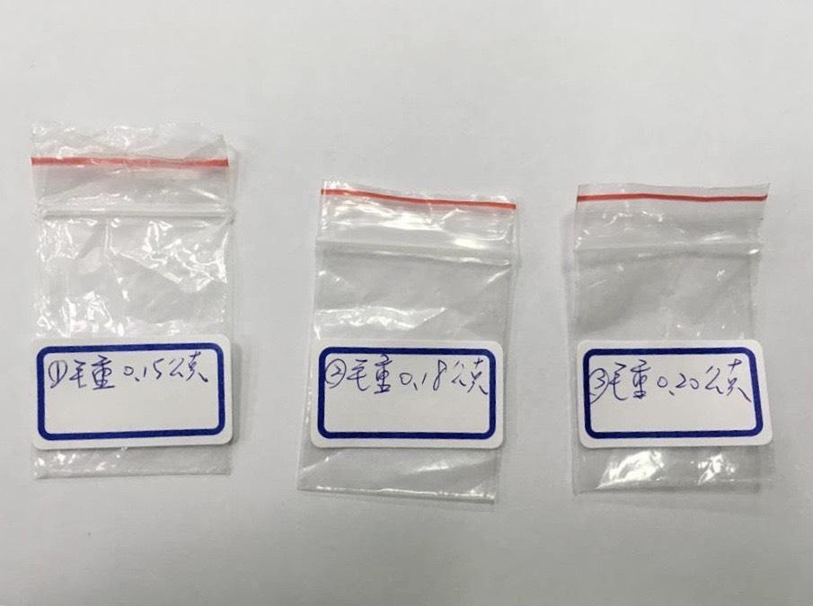 警方在徐女房間內起出的毒品殘渣袋。(翻攝畫面)