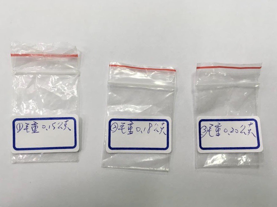 警方在徐女房間內起出的毒品殘渣袋。（翻攝畫面）