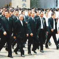 天道盟第3任盟主綽號「蕭濟公」的蕭澤宏，近日因肺腺癌病逝享壽69歲，圖為黑道喪禮。（翻攝自華人百科）