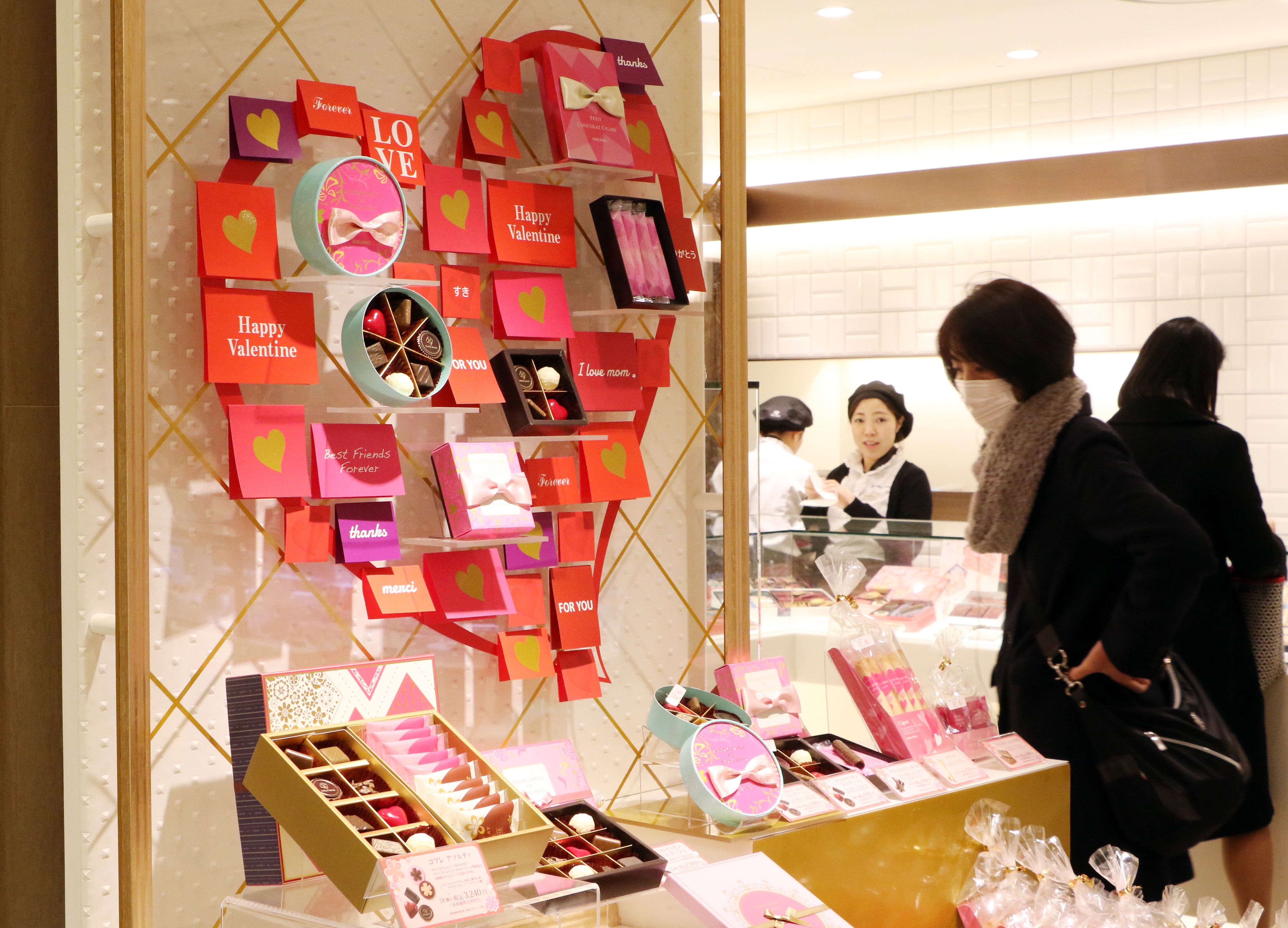 日本由女性贈送男性「義理巧克力」的文化傳統，逐漸受到質疑。（東方IC）