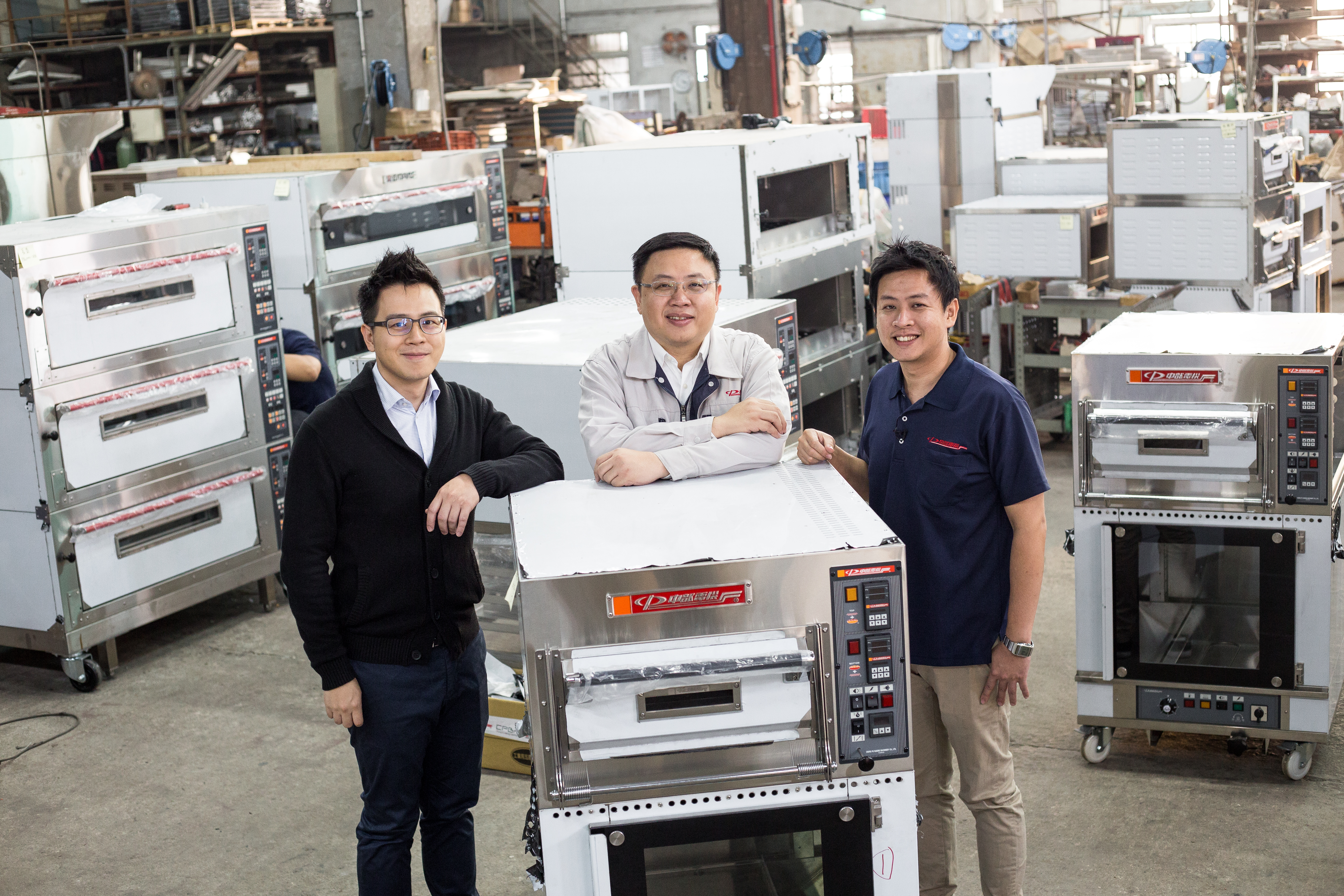 黃正仲三兄弟接連都進入公司工作，有事情一起商量，對錯共同承擔。