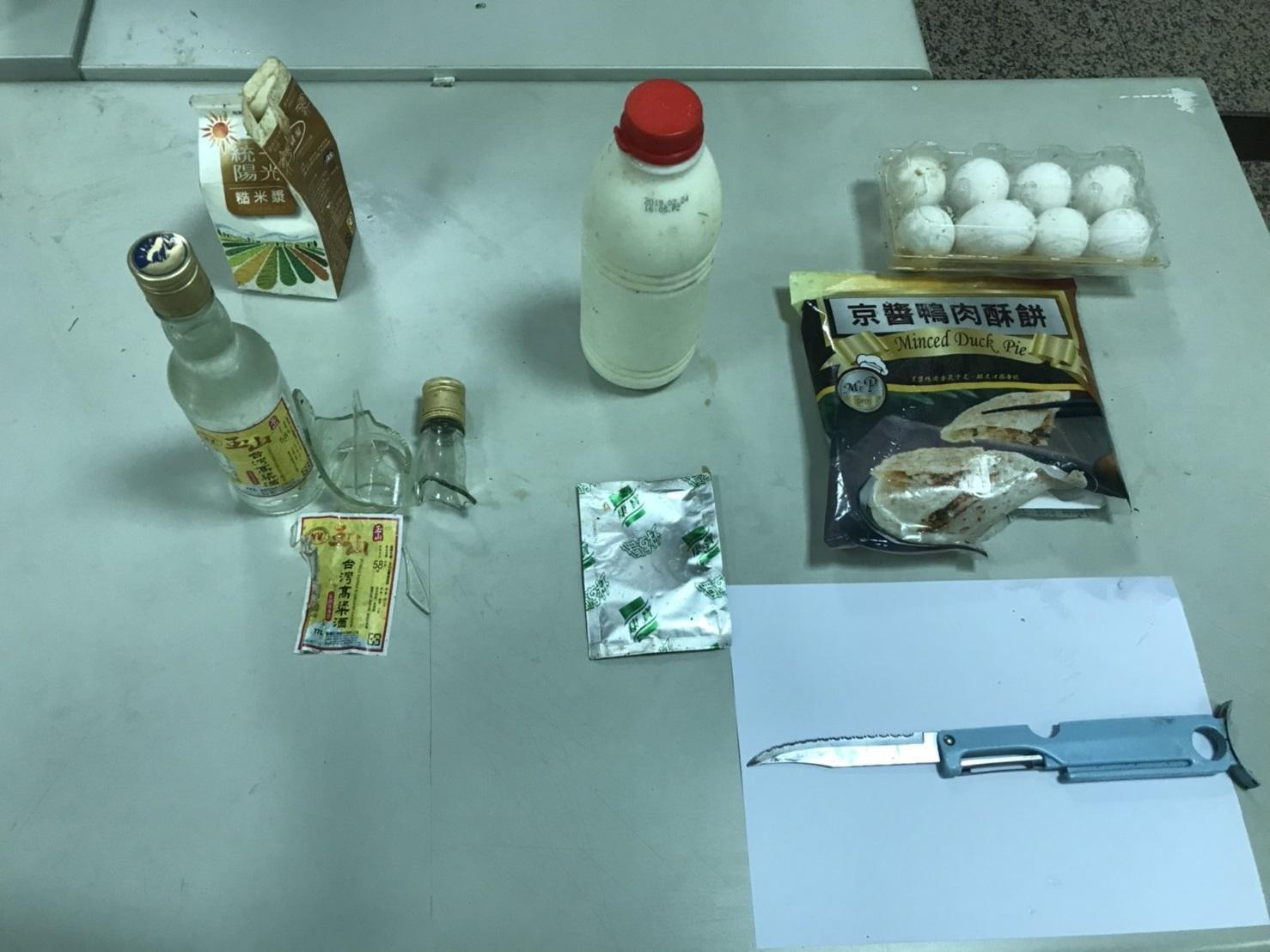 陳女在賣場竊取高粱酒、雞蛋等商品。(翻攝畫面)