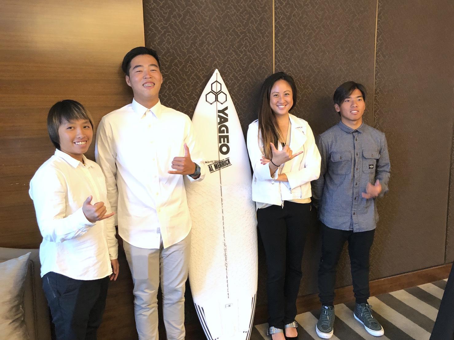 陳少喬（右2）今（13）日與國巨衝浪隊選手公開亮相。（國巨提供）