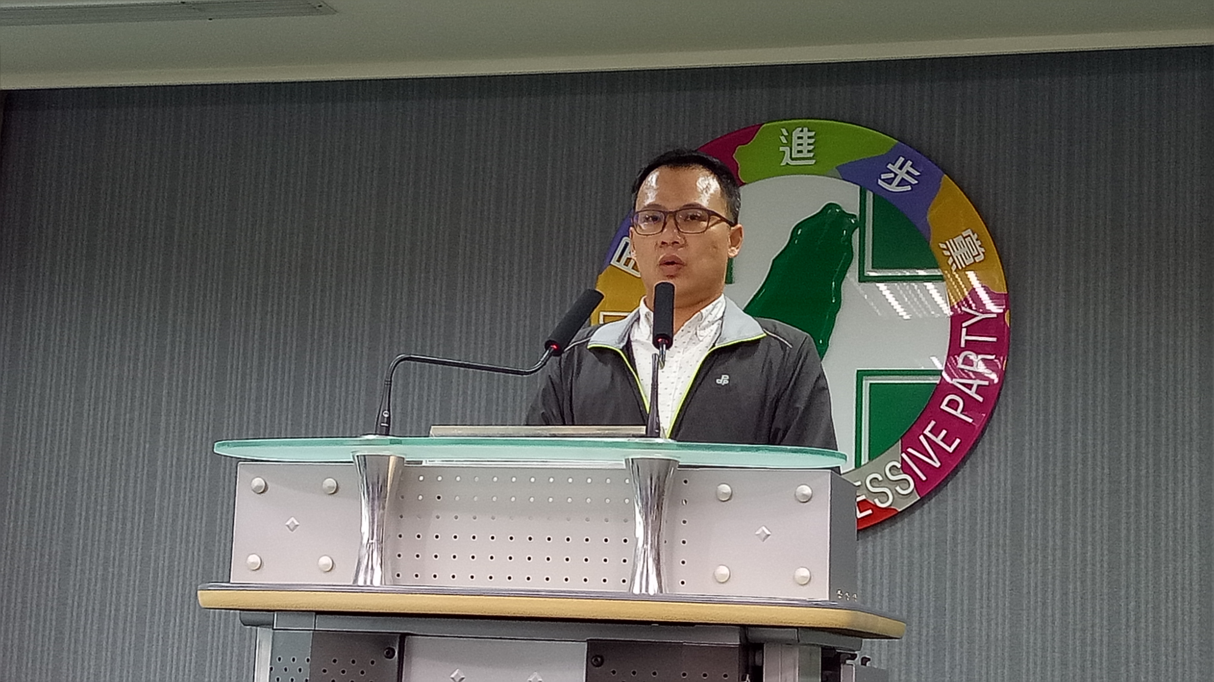 民進黨發言人林琮盛轉述中評會今決議開除郭信良黨籍。