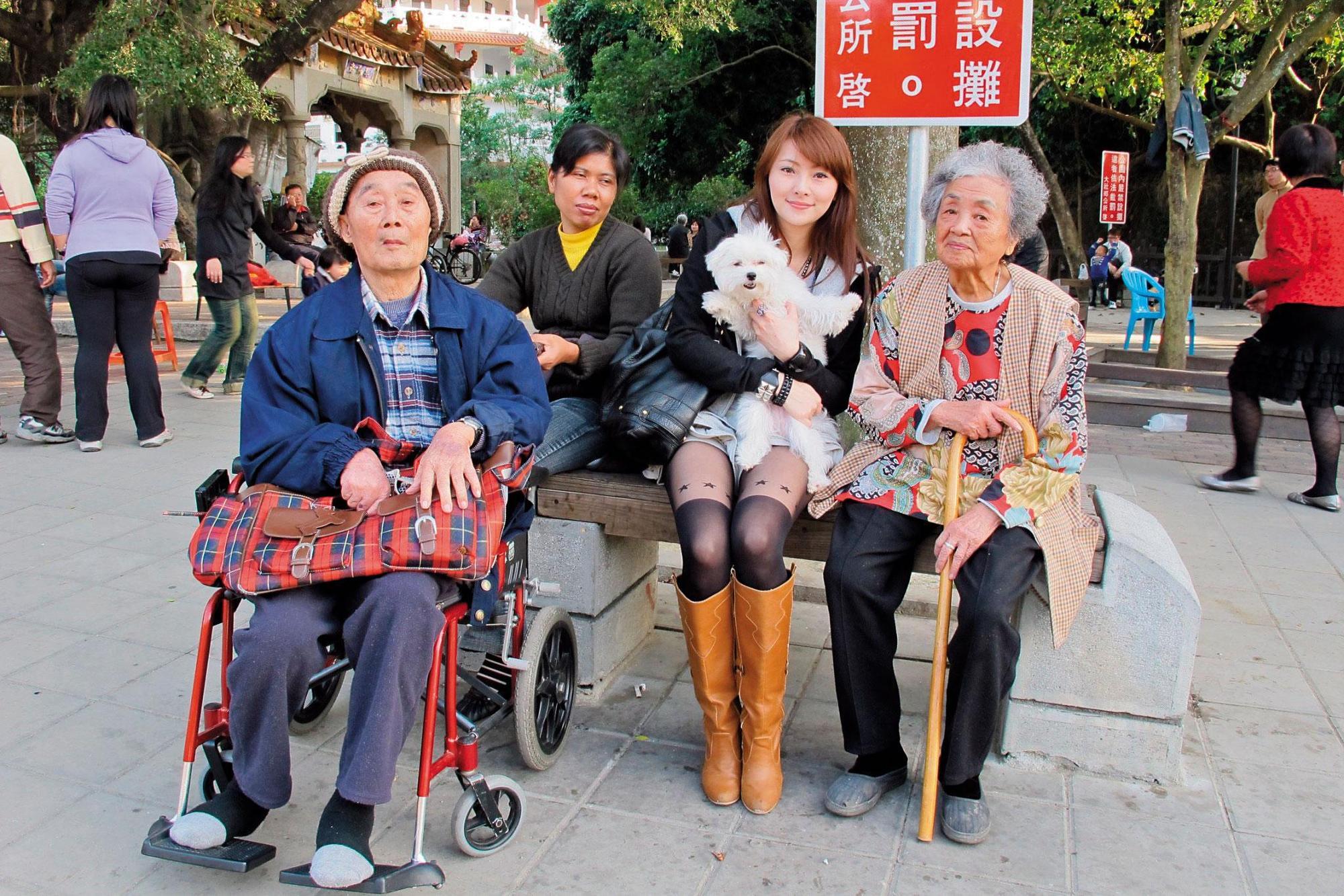 Vicky是爺爺奶奶帶大,她曾為了中風的爺爺考護校,在醫院當過三年護理師。(Vicky提供)