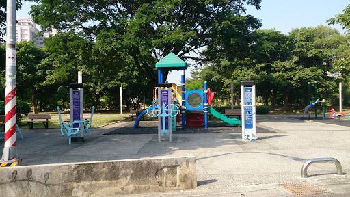 高雄驚傳3歲女同在公園玩耍,遭陌生男子拐走疑似要對她圖謀不軌,幸好路人見狀可疑發現阻止,警方也逮捕該名男子。